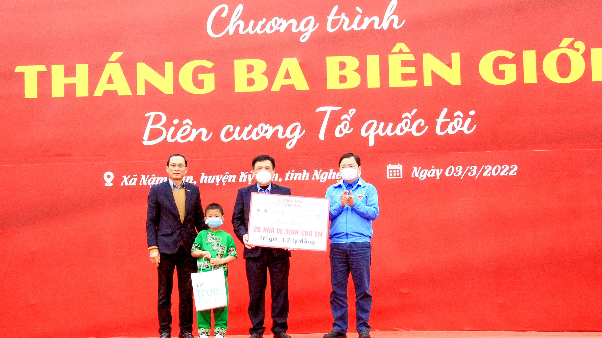 Đại diện Trung ương Đoàn, Quỹ Vì tầm vóc Việt thuộc Tập đoàn TH và Ngân hàng Bắc Á trao tặng 20 công trình “Nhà vệ sinh cho em” tại chương trình “Tháng Ba biên giới năm 2022”. 