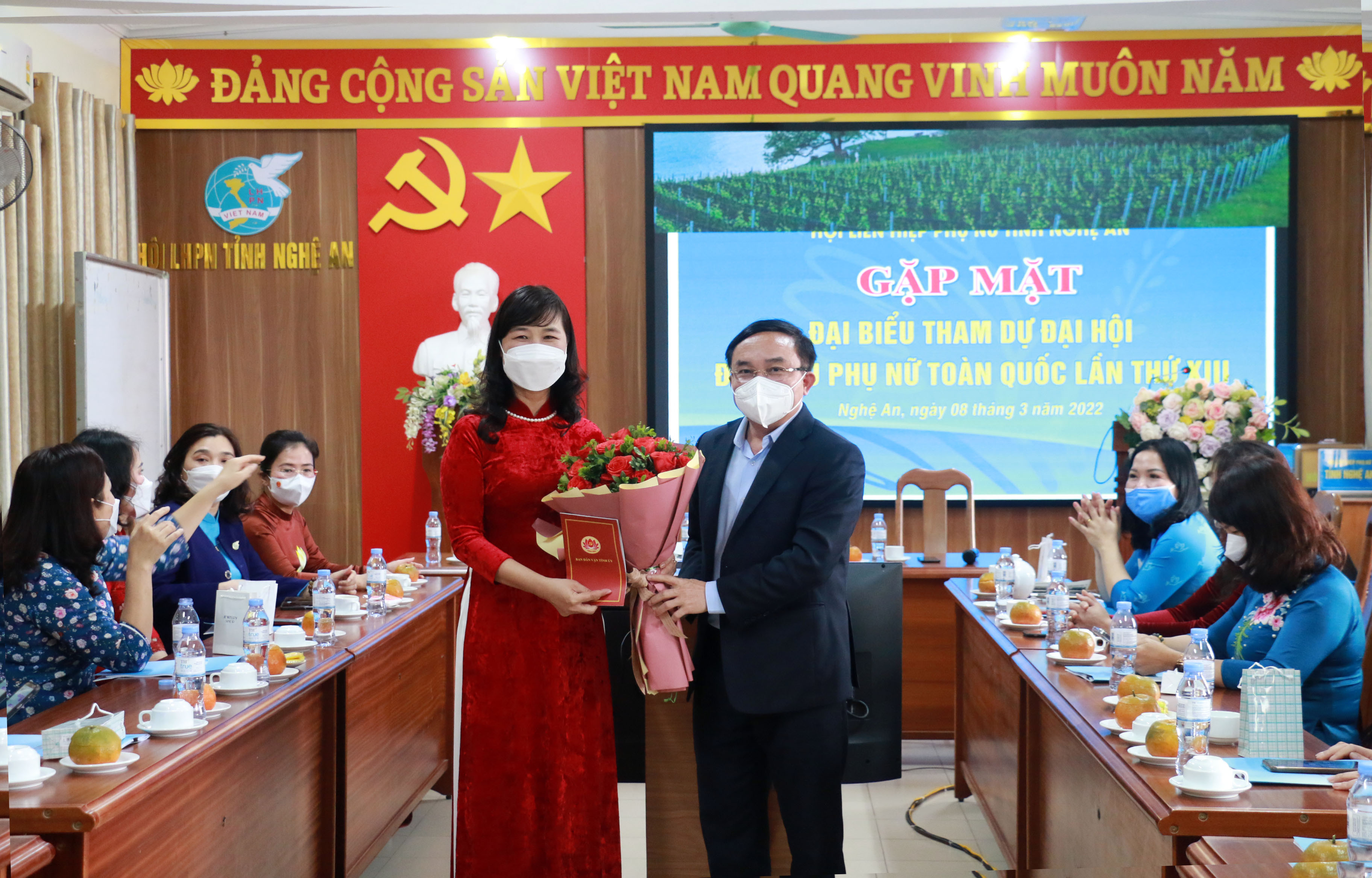 Đồng chí Ngọc Kin Nam tặng hoa chúc mừng Ngày Quốc tế Phụ nữ 8.3 cho các đại biểu. Ảnh: MH