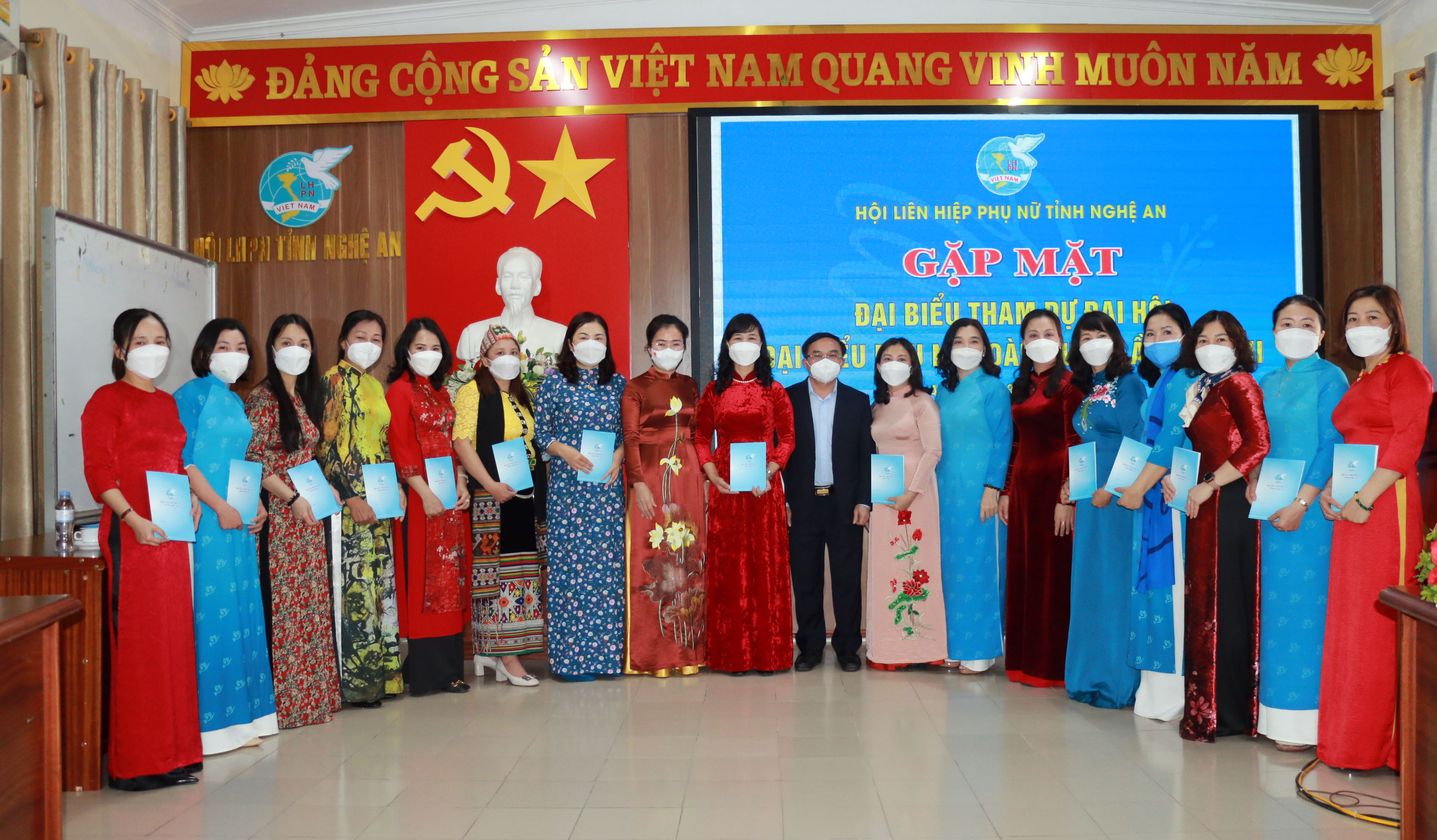 Đồng chí Ngọc Kim Nam và đồng chí Võ Thị Minh Sinh tặng quà cho các đại biểu tham dự đại hội. Ảnh: MH