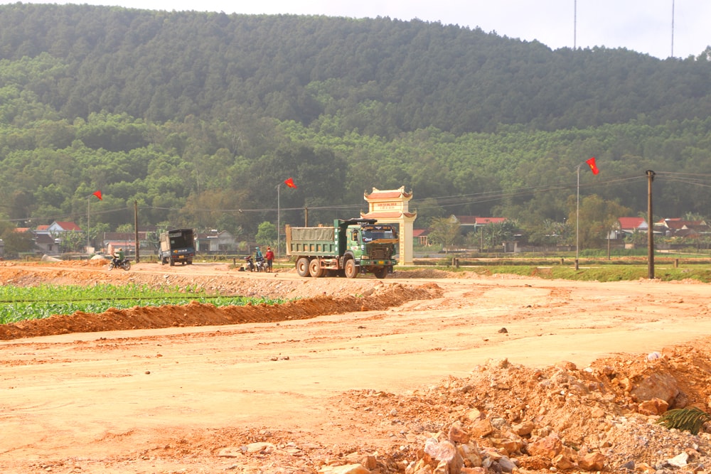 Đường công vụ vào mỏ đất san lấp tại xã Diễn Lơi đã chuẩn bị sẵn sàng cho cao tốc. Ảnh Nguyễn Hải