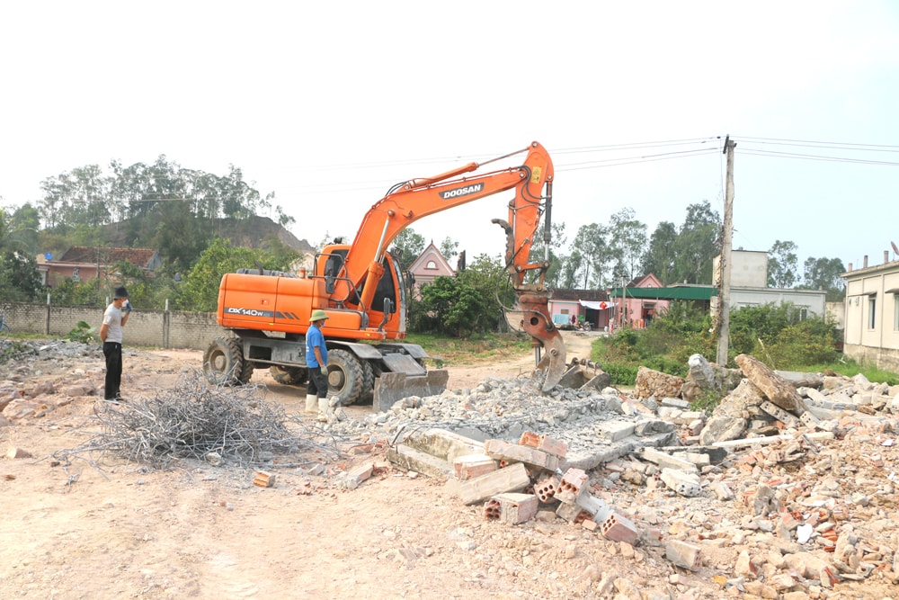 Người dân xã Hưng Trung, Hưng Nguyên nơi cao tốc đi qua tự nguyện tháo dỡ nhà bàn giao mặt bằng cho cao tốc. Ảnh chụp đầu tháng 3/2022. Ảnh Nguyễn Hải