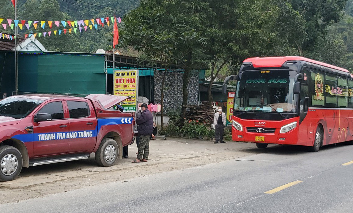 Thanh tra Sở GTVT Nghệ An kiểm tra một xe khách chạy vượt tuyến trên QL7A đoạn qua địa phận huyện Con Cuông. Ảnh: VH