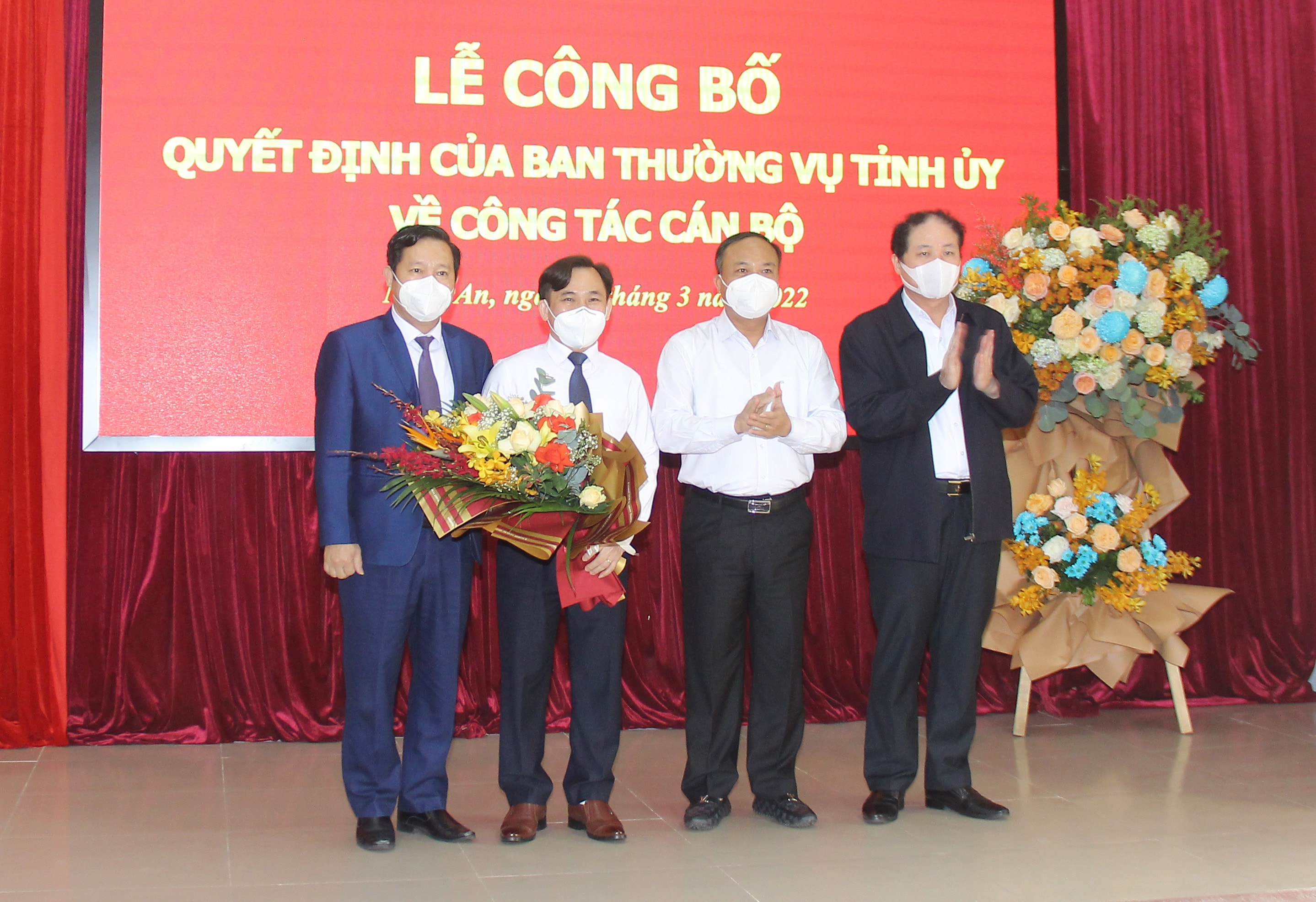 Lãnh đạo Ban Tổ chức Tỉnh ủy tặng hoa chúc mừng đồng chí Ngô Đình Viện. Ảnh: Mai Hoa