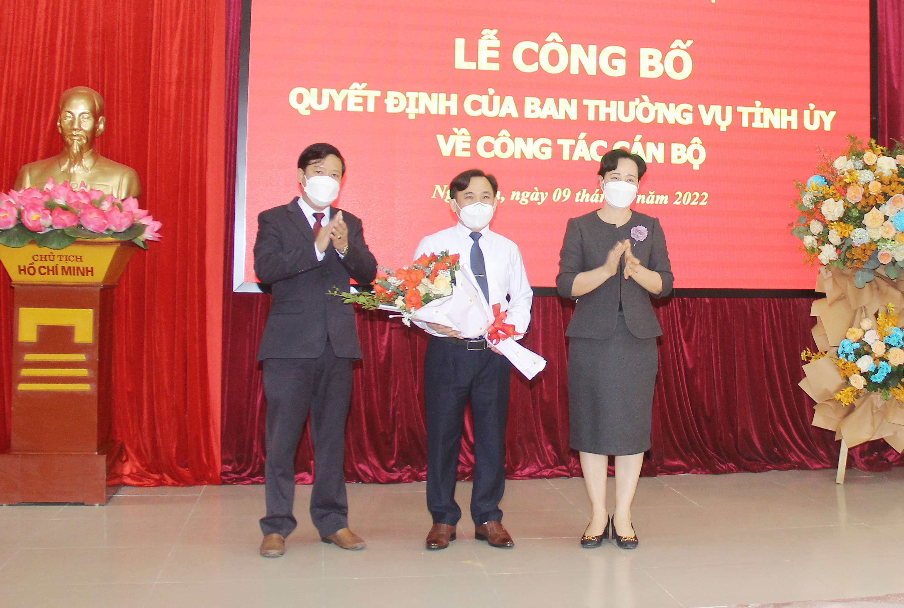 Lãnh đạo Đảng ủy khối Doanh nghiệp tặng hoa chúc mừng đồng chí Ngô Đình Viện. Ảnh: Mai Hoa