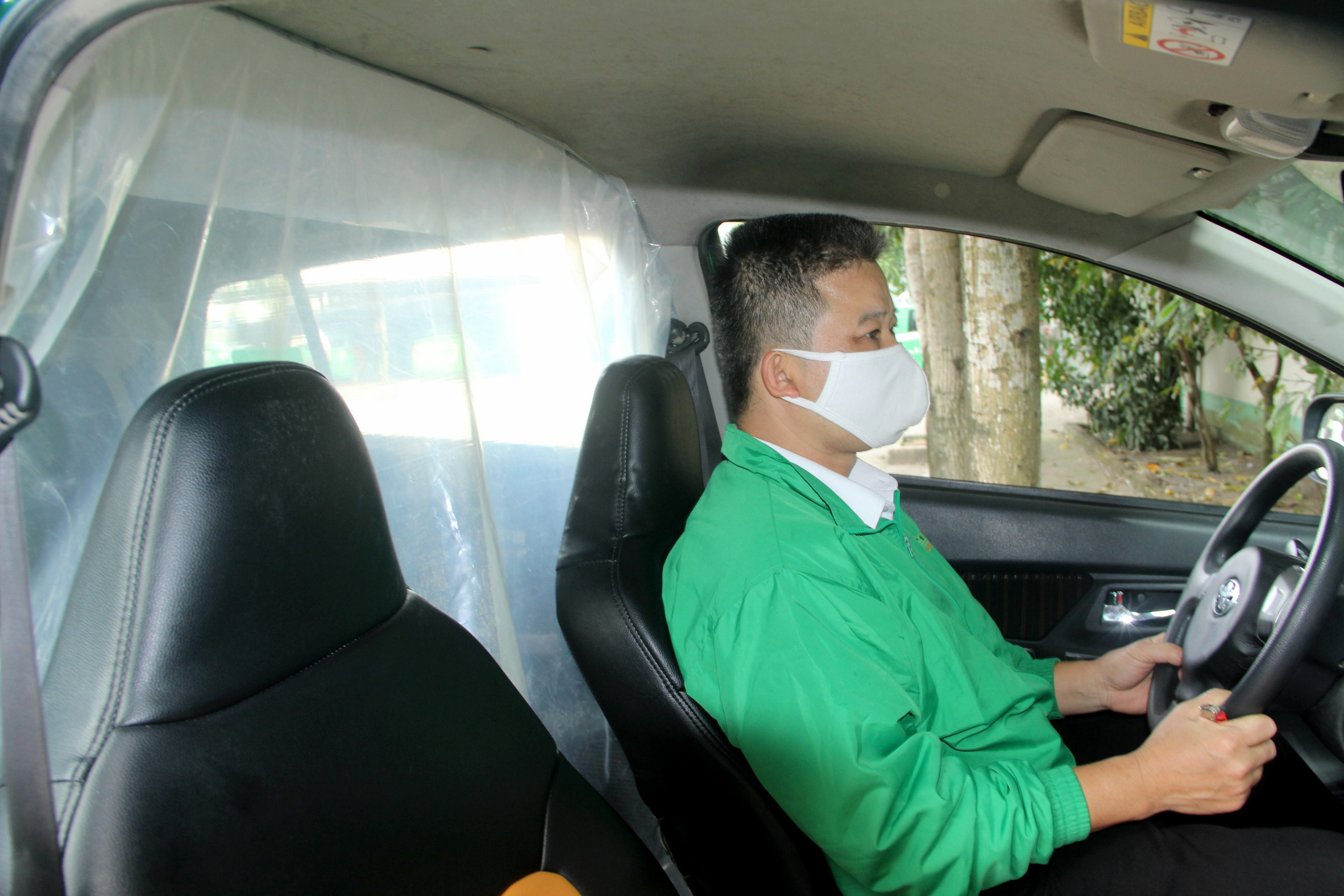 Tài xế taxi tại Nghệ An đã trang bị vách ngăn để hạn chế tiếp xúc với hành khách, tăng cường công tác phòng chống dịch Covid - 19. Ảnh: Q.A