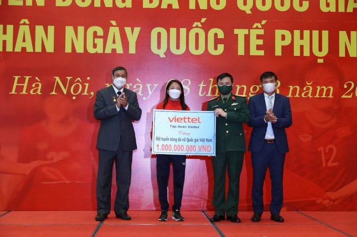 Đại diện Tập đoàn Viettel tặng 1 tỷ đồng cho đội tuyển nữ Việt Nam. Ảnh VT