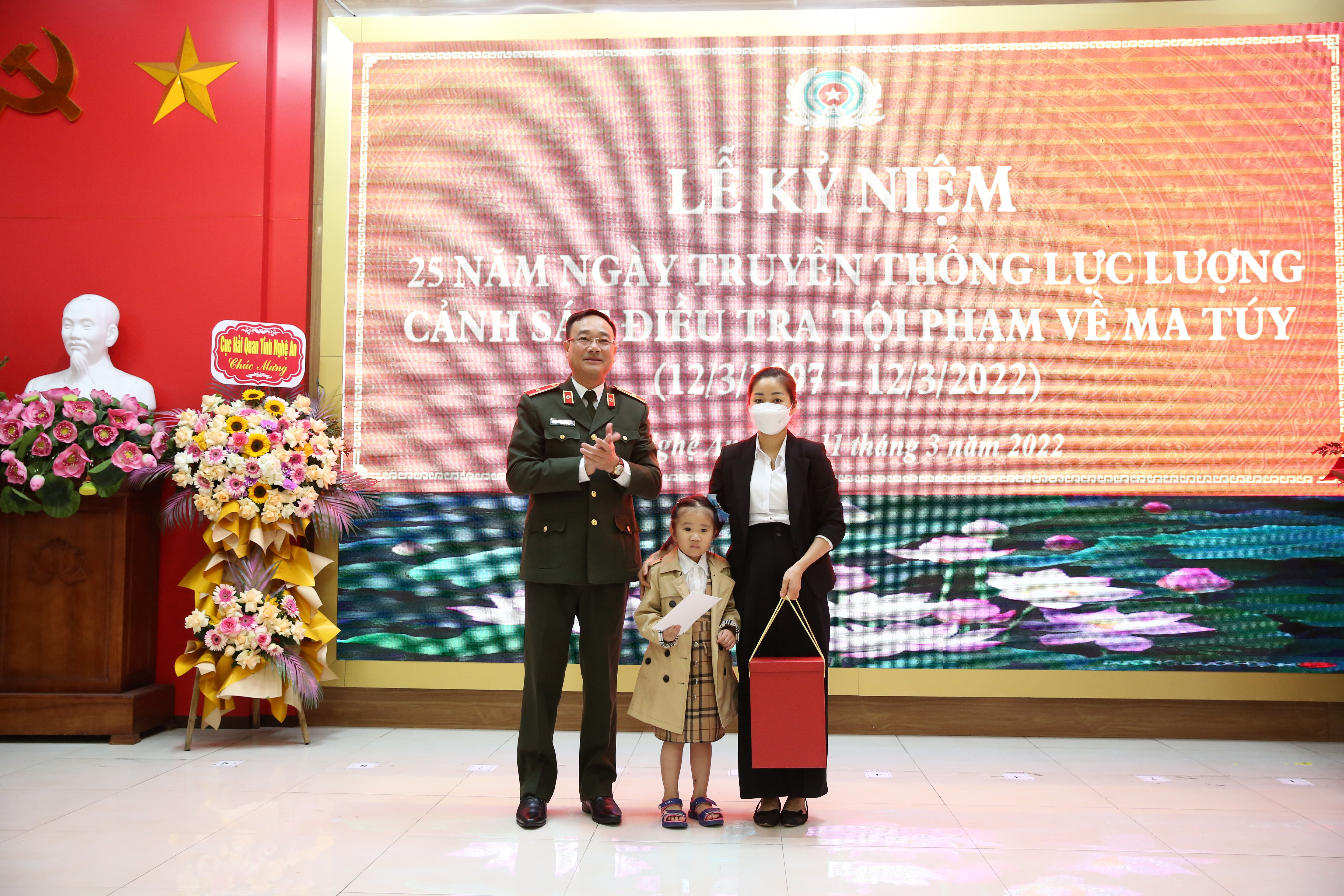 Thiếu tướng Phạm Thế Tùng, Giám đốc Công an tỉnh tặng quà động viên thân nhân liệt sỹ Đại úy Sầm Quốc Nghĩa