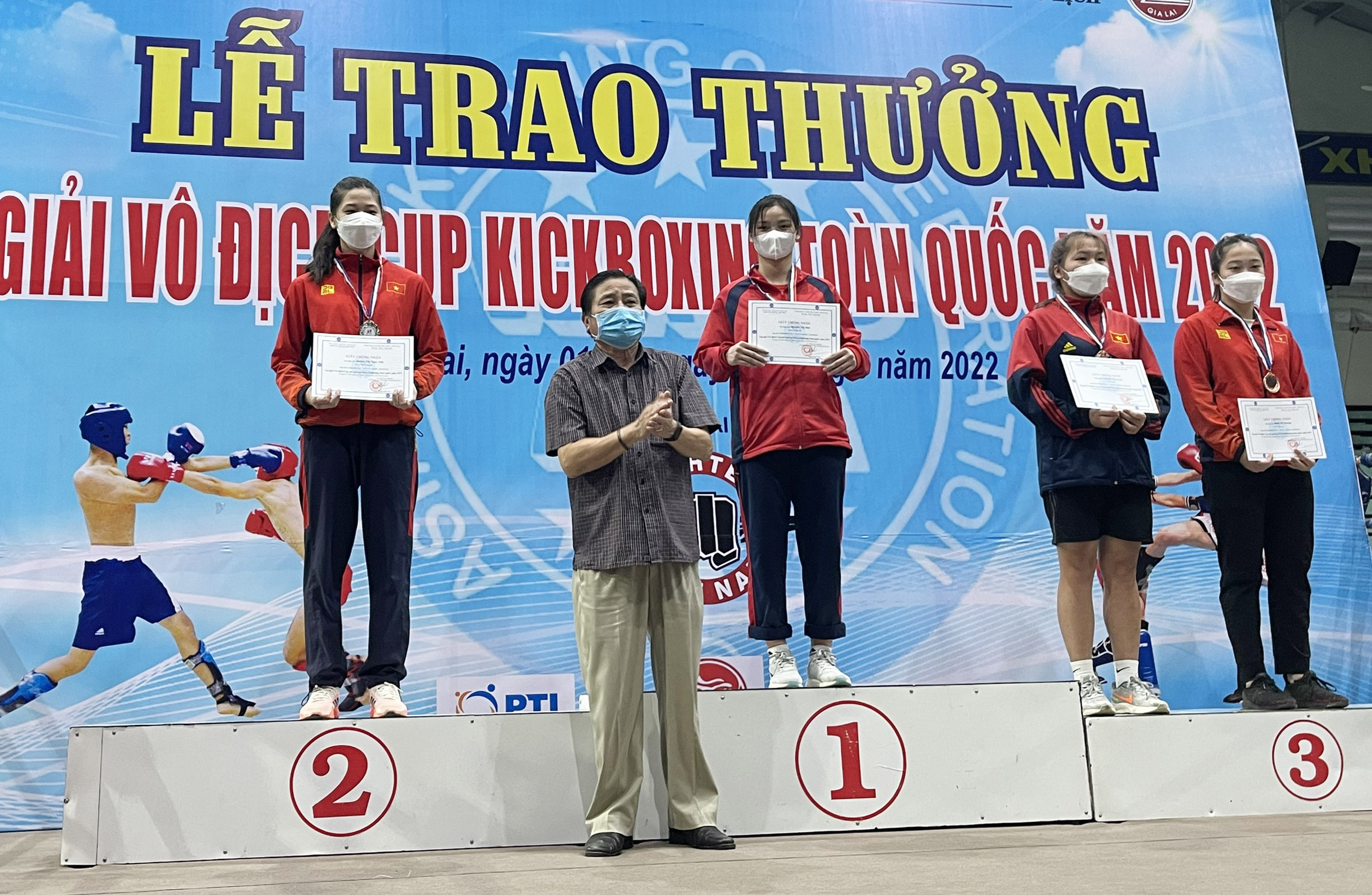 VĐV Nguyễn Thị Mai xuất sắc dành tấm huy chương Vàng Kickboxing cho đoàn Nghệ An. Ảnh: PV