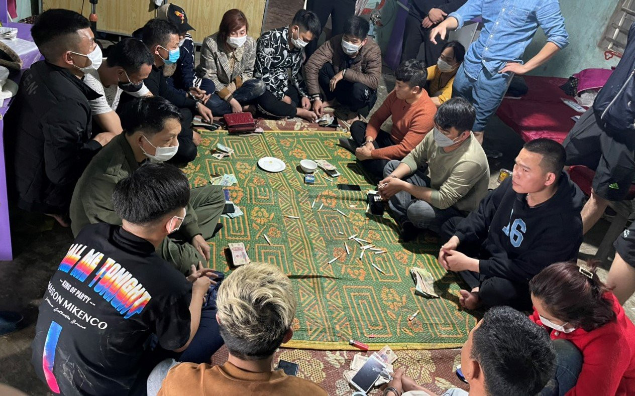 Trang trại của Phạm Khắc Lộc, nơi các đối tượng lựa chọn làm địa điểm đánh bạc Các đối tượng tham gia đánh bạc bị bắt quả tang Đối tượng Tô Ngọc Pháp