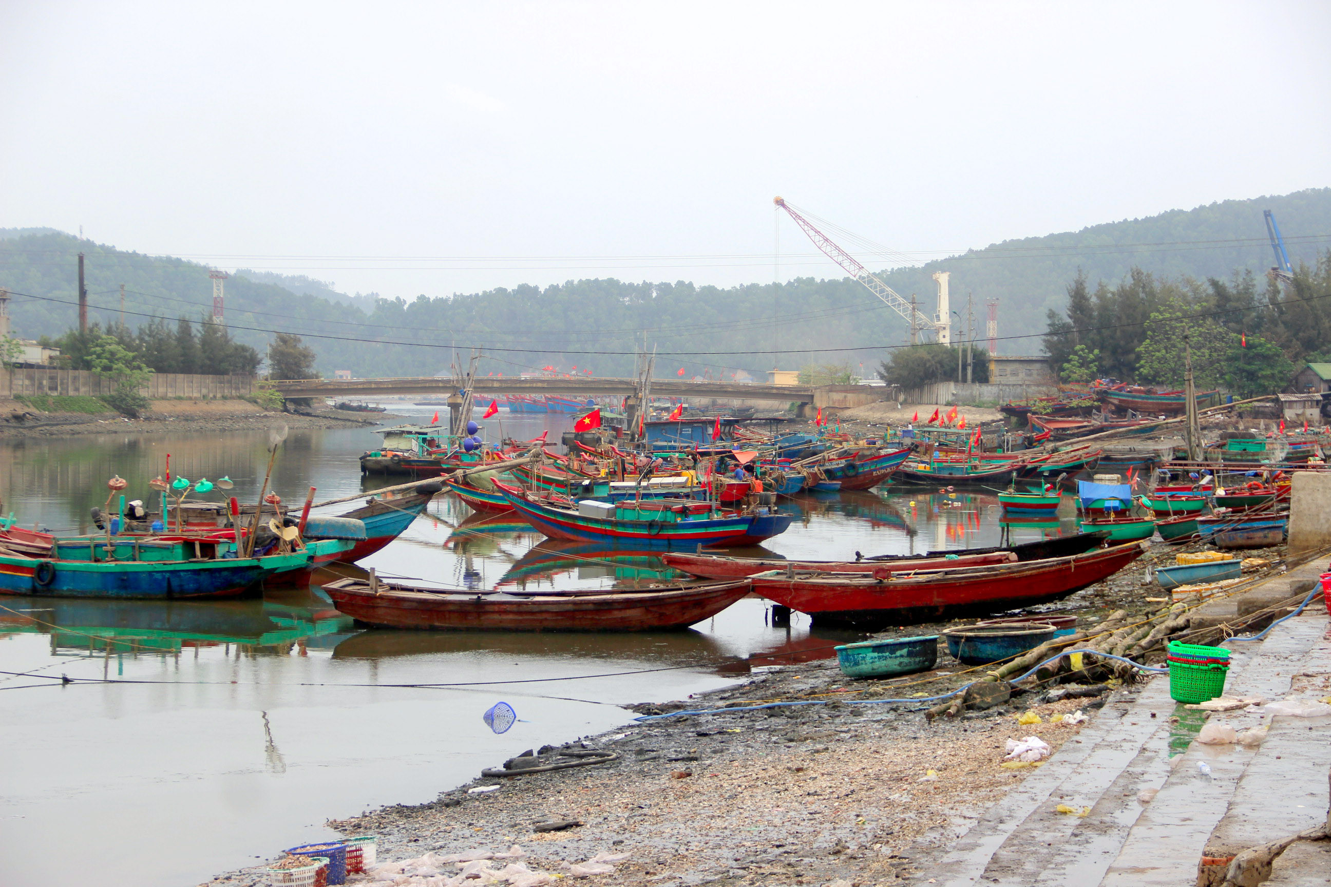 Nhiều tàu thuyền của ngư dân phường Nghi Thủy, T.X Cửa Lò nằm bờ vì giá nhiên liệu tăng kỷ lục. Ảnh: Q.A