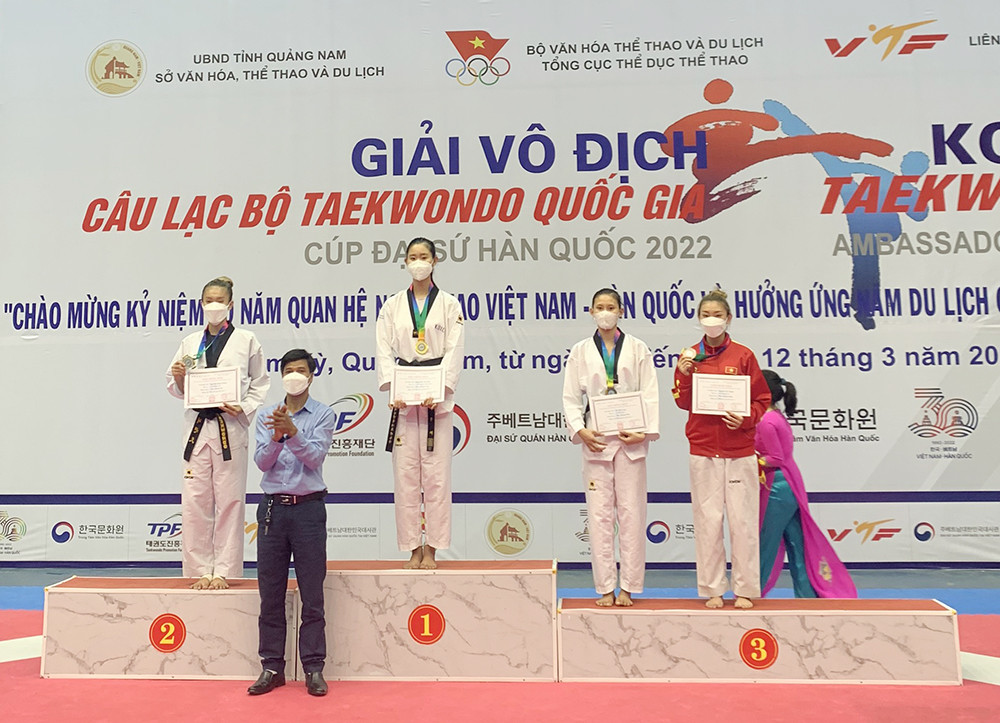 Nguyễn Thị Thu Hoài dành Huy chương Vàng Giải Vô địch Câu lạc bộ Taekwondo quốc gia Cup Đại sứ Hàn Quốc. Ảnh: PV