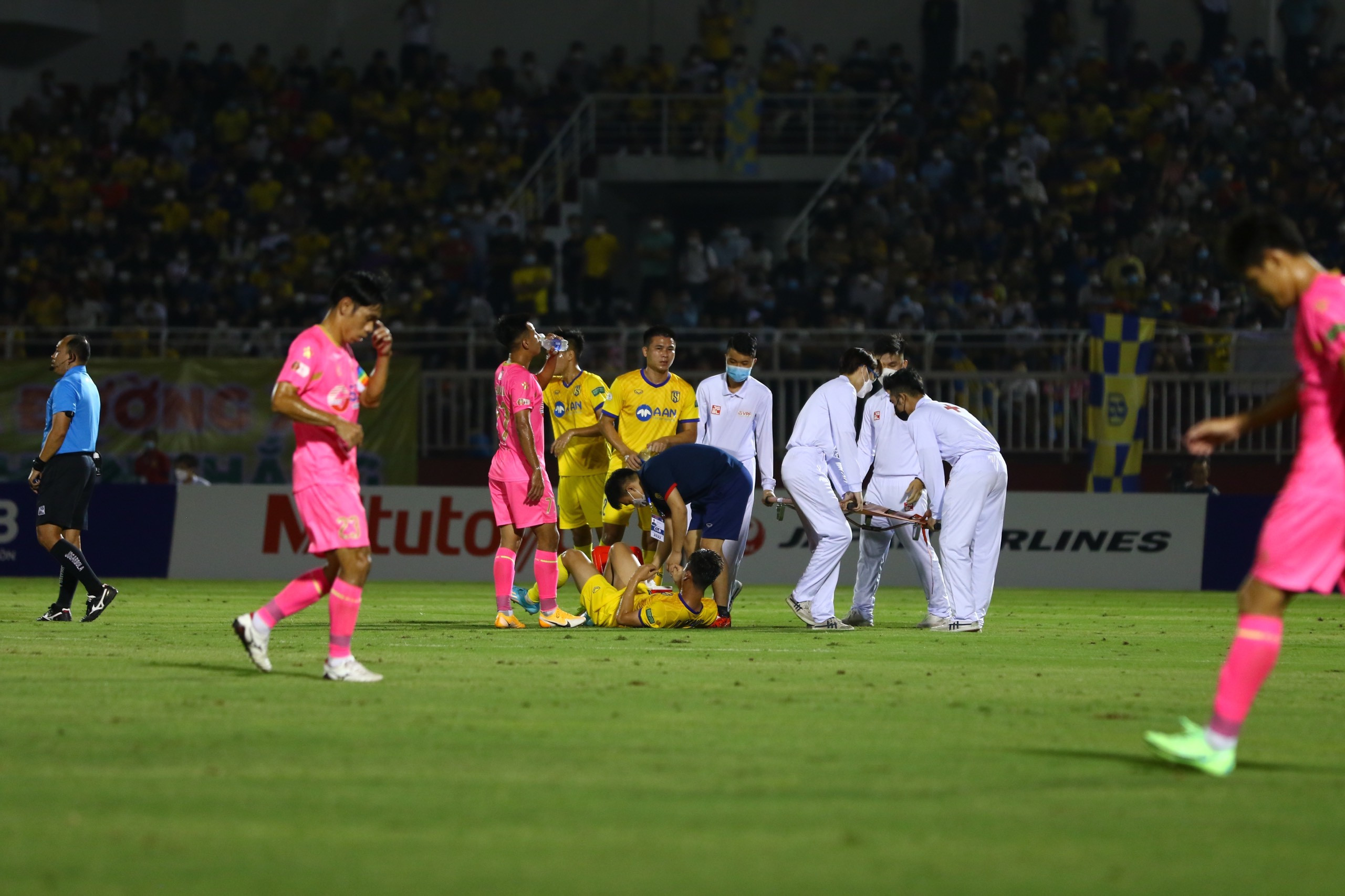 Văn Đức Phải rời sân do chấn thương ở phút thứ 20 của trận đấu. Ảnh: Chung Nguyễn 