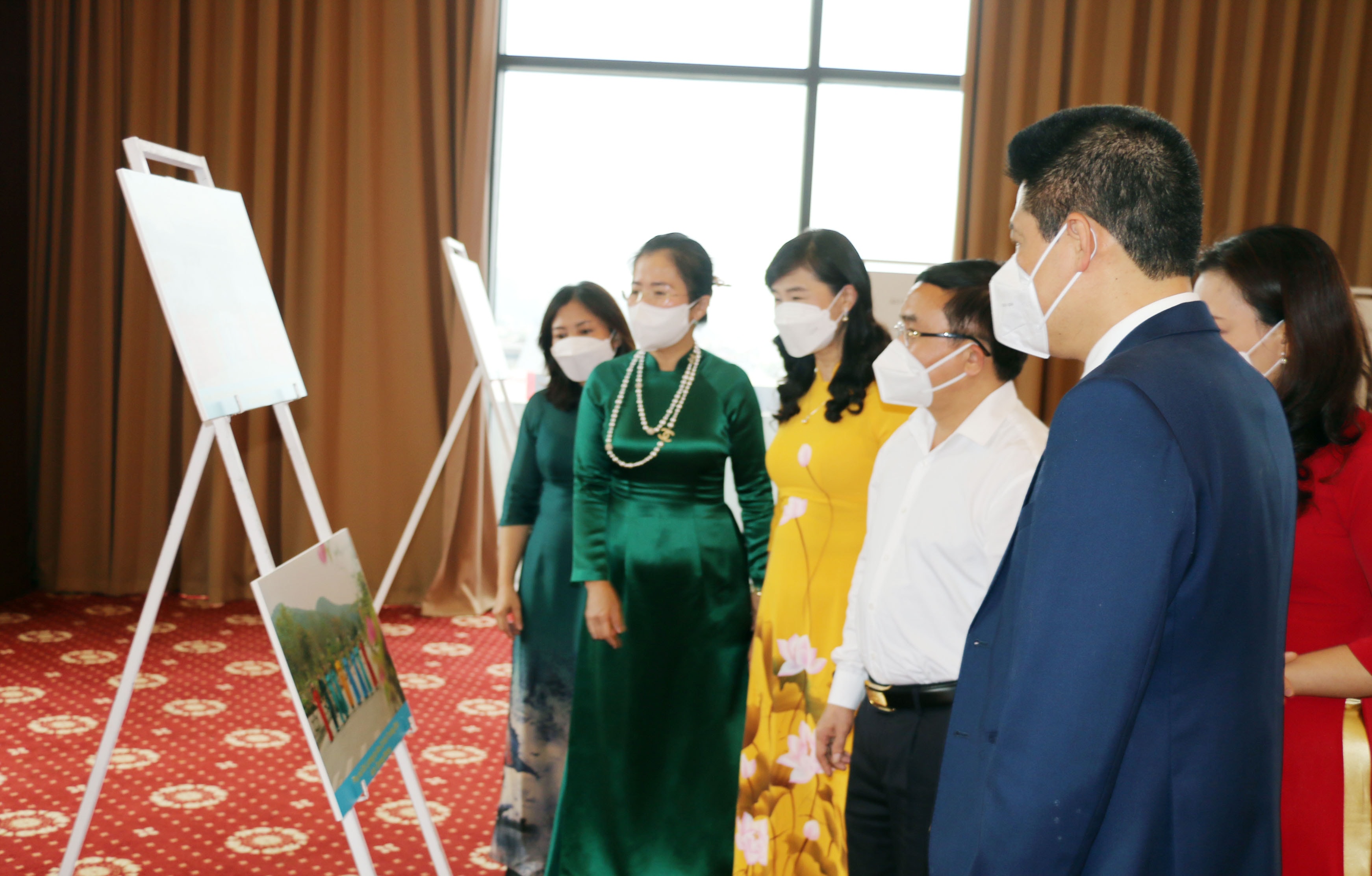 Các đại biểu tham quan triển lãm ảnh áo dài. Ảnh: MH