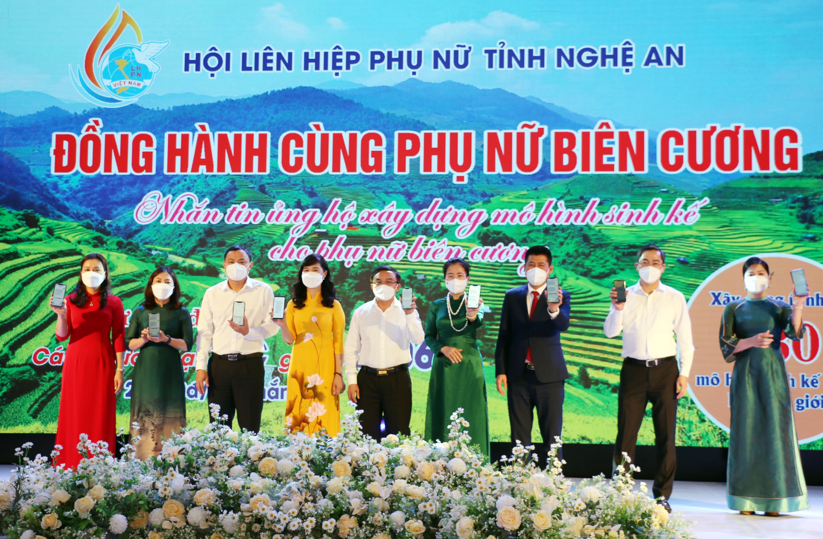 Các đại biểu nhắn tin ửng hộ chương trình Đồng hành cùng phụ nữ biên cương. Ảnh: MH