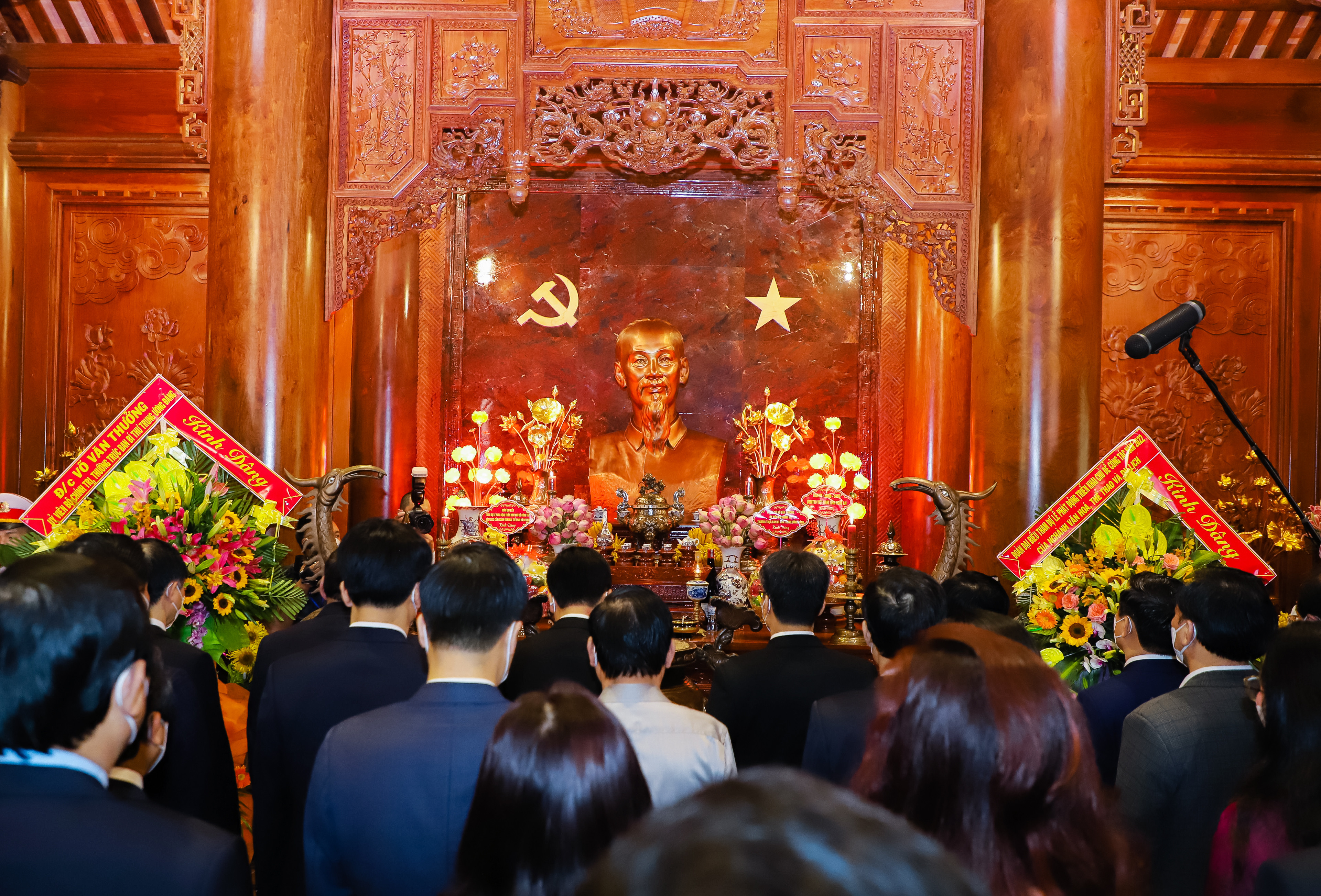Đoàn đại biểu dành phút tưởng niệm Chủ tịch Hồ Chí Minh. Ảnh: Phạm Bằng