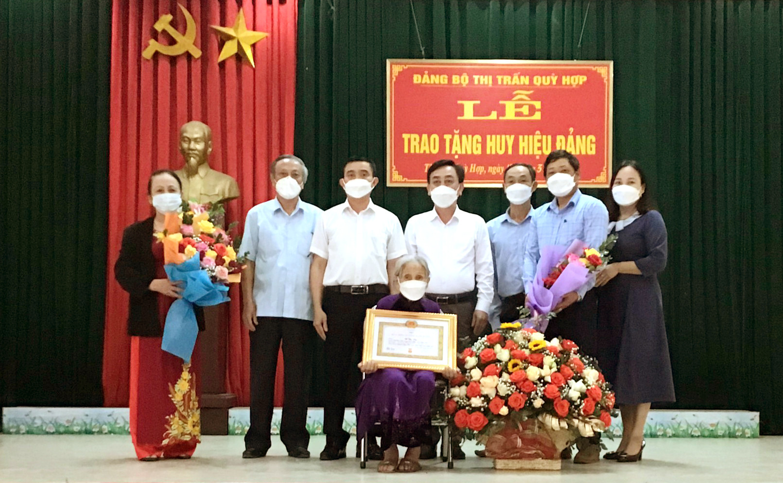 Đảng viên Vũ Thị Liên ở Quỳ Hợp nhận huy hiệu 75 tuổi Đảng. Ảnh Phan Giang 