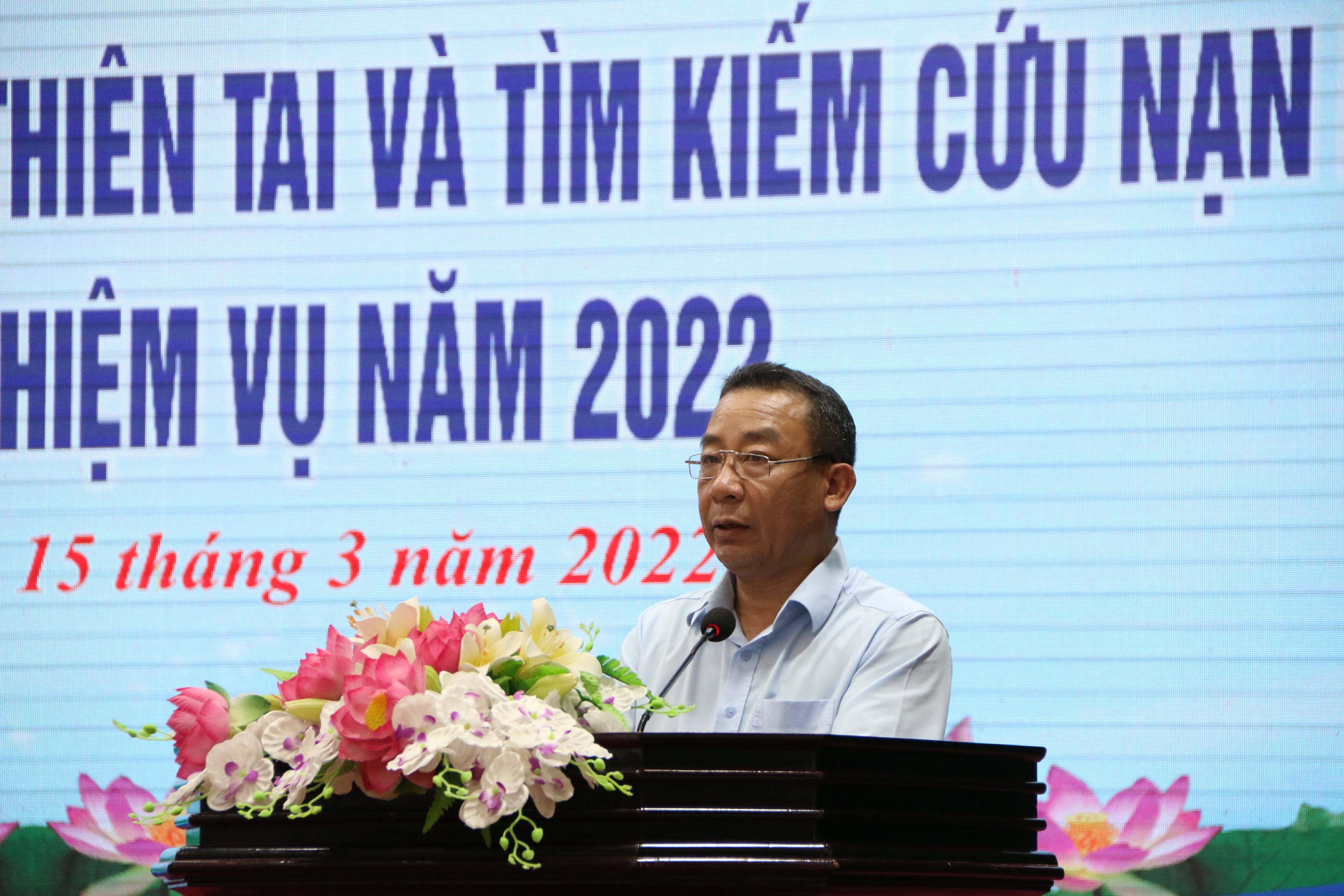 Đồng chí Nguyễn Văn Đệ - Giám đốc Sở NN&PTNN báo cáo tình hình thiên tai và công tác tìm kiếm cứu nạn trên địa bàn tỉnh trong năm 2021. Ảnh: Tiến Đông 