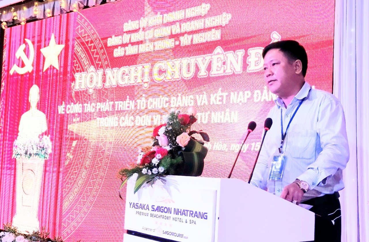 Đồng chí Trần Quang Hòa – Phó Bí thư Thường trực Đảng ủy khối Doanh nghiệp tỉnh Nghệ An phát biểu tham luận tại hội nghị. Ảnh: Nhật Lai
