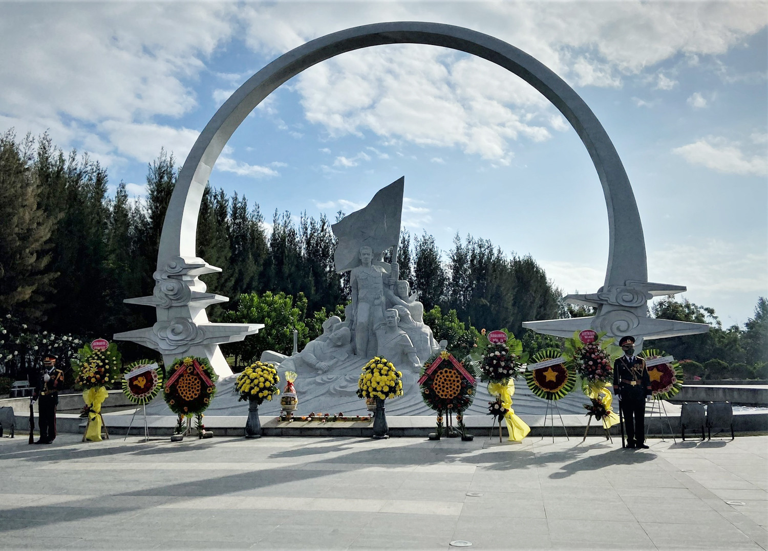 Khu tưởng niệm chiến sĩ Gạc Ma được xây dựng tại phía Đông Đại lộ Nguyễn Tất Thành, tại xã Cam Hải Đông, huyện Cam Lâm, tỉnh Khánh Hòa.