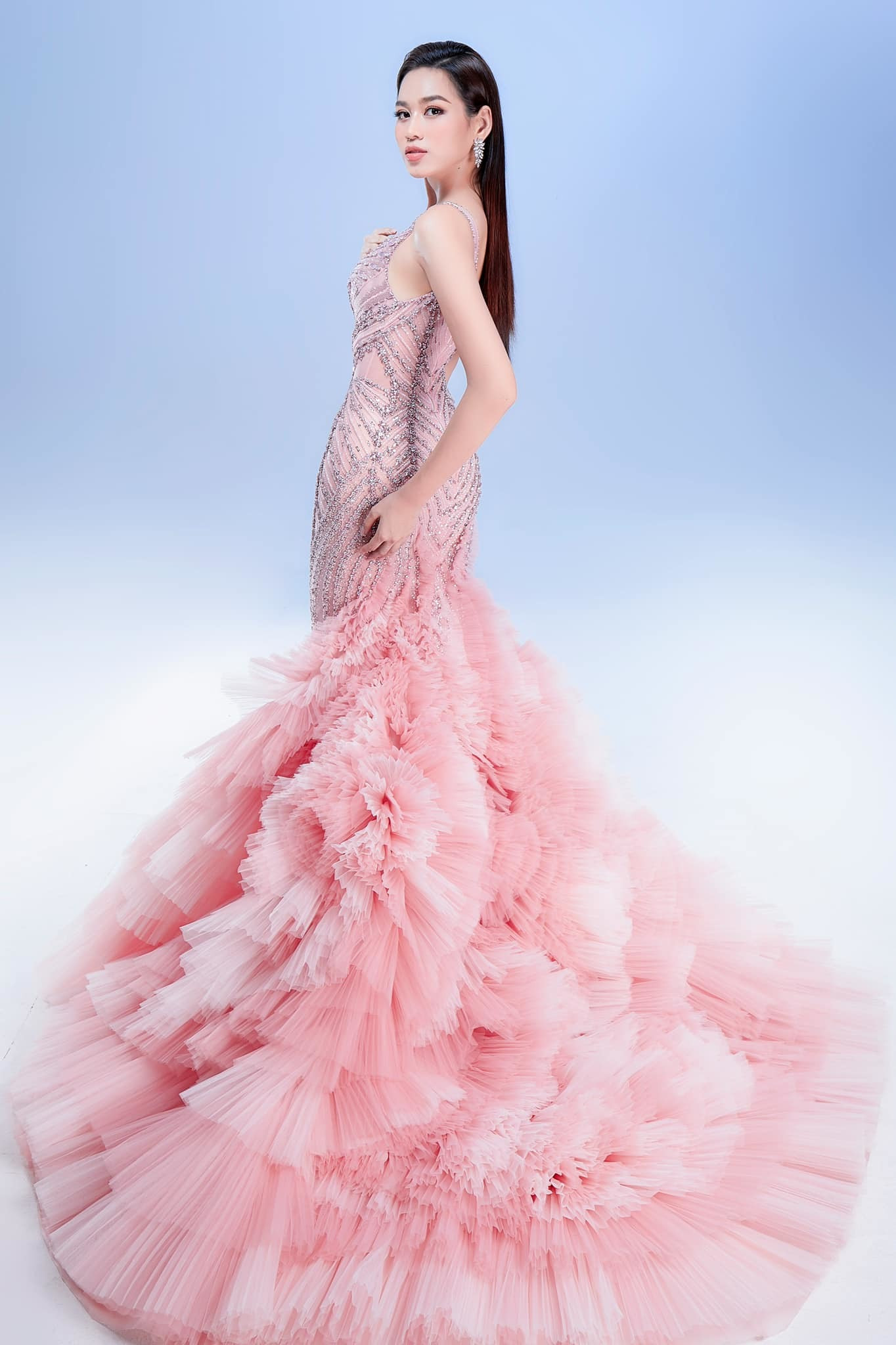 Đêm chung kết Hoa hậu Thế giới đã diễn ra hôm nay (ngày 17/3 theo giờ Việt Nam). Trong ảnh là cận cảnh chiếc váy có màu hồng pastel ngọt ngào mà Đỗ Thị Hà diện trong đêm chung kết.