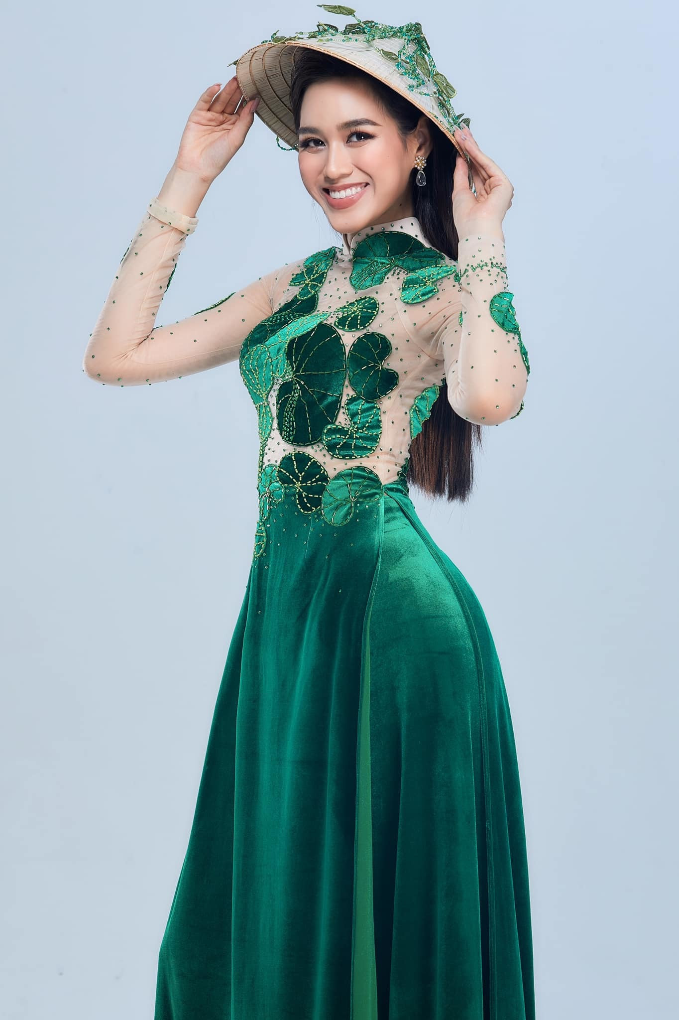 Ngày 10/12, Đỗ Hà tham gia phỏng vấn kín với trang phục áo dài, họa tiết rau má để thể hiện niềm tự hào về quê hương Thanh Hóa nói riêng, đất nước Việt Nam nói chung.
