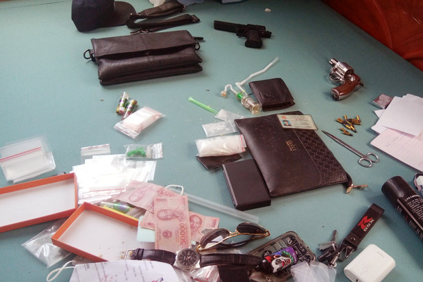 Tang vật gồm ma túy, hai khẩu súng, 12 viên đạn bị thu giữ tại hiện trường bên trong khách sạn ở TP Đà Lạt. 
