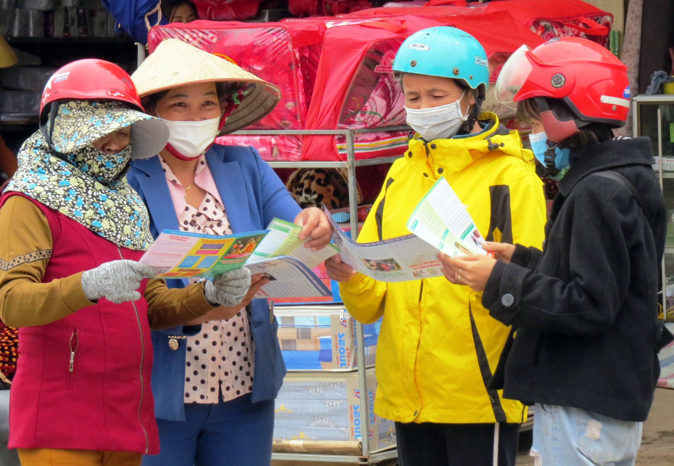 Tuyên truyền về chính sách dân số cho người dân trên địa bàn huyện Đô Lương. Ảnh: MH
