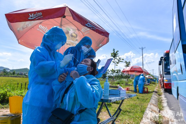 Hiện tượng lao động hồi hương sau dịch đặt ra nhiều vấn đề cho công tác thống kê di biến động nhân lực. Trong ảnh: Nghệ An kiểm tra y tế để đón lao động từ Bắc Giang về quê tại Thị xã Hoàng Mai