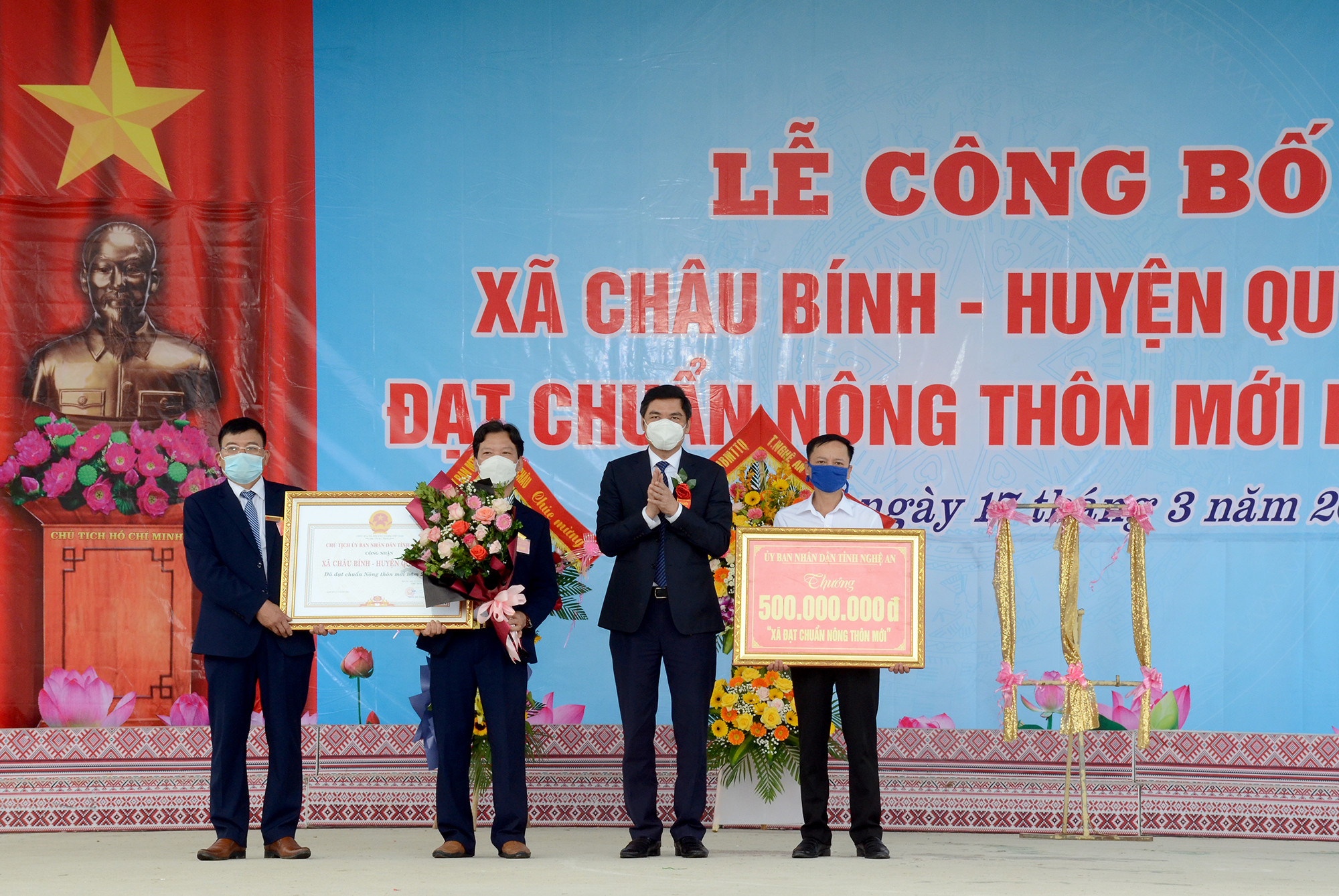 Phó Chủ tịch UBND tỉnh Hoàng Nghĩa Hiếu trao bằng công nhận đạt chuẩn Nông thôn mới và phần quà của tỉnh Nghệ An cho xã Châu Bính. Ảnh Thành Chung