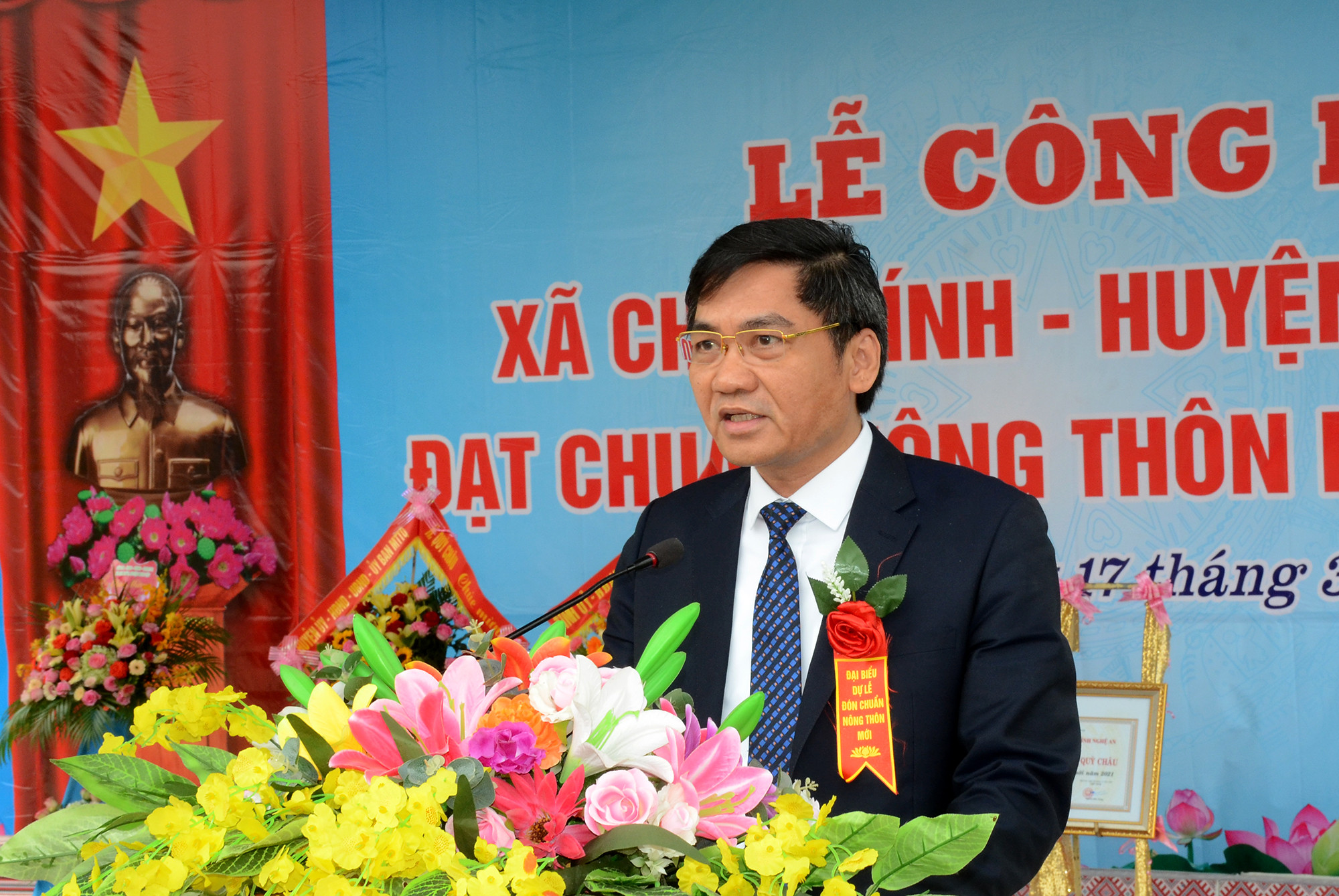 Phó Chủ tịch UBND tỉnh biểu dương những thành tích, kết quả đáng tự hào trong xây dựng nông thôn mới của huyện Quỳ Châu và xã Châu Bính. Ảnh: Thành Chung