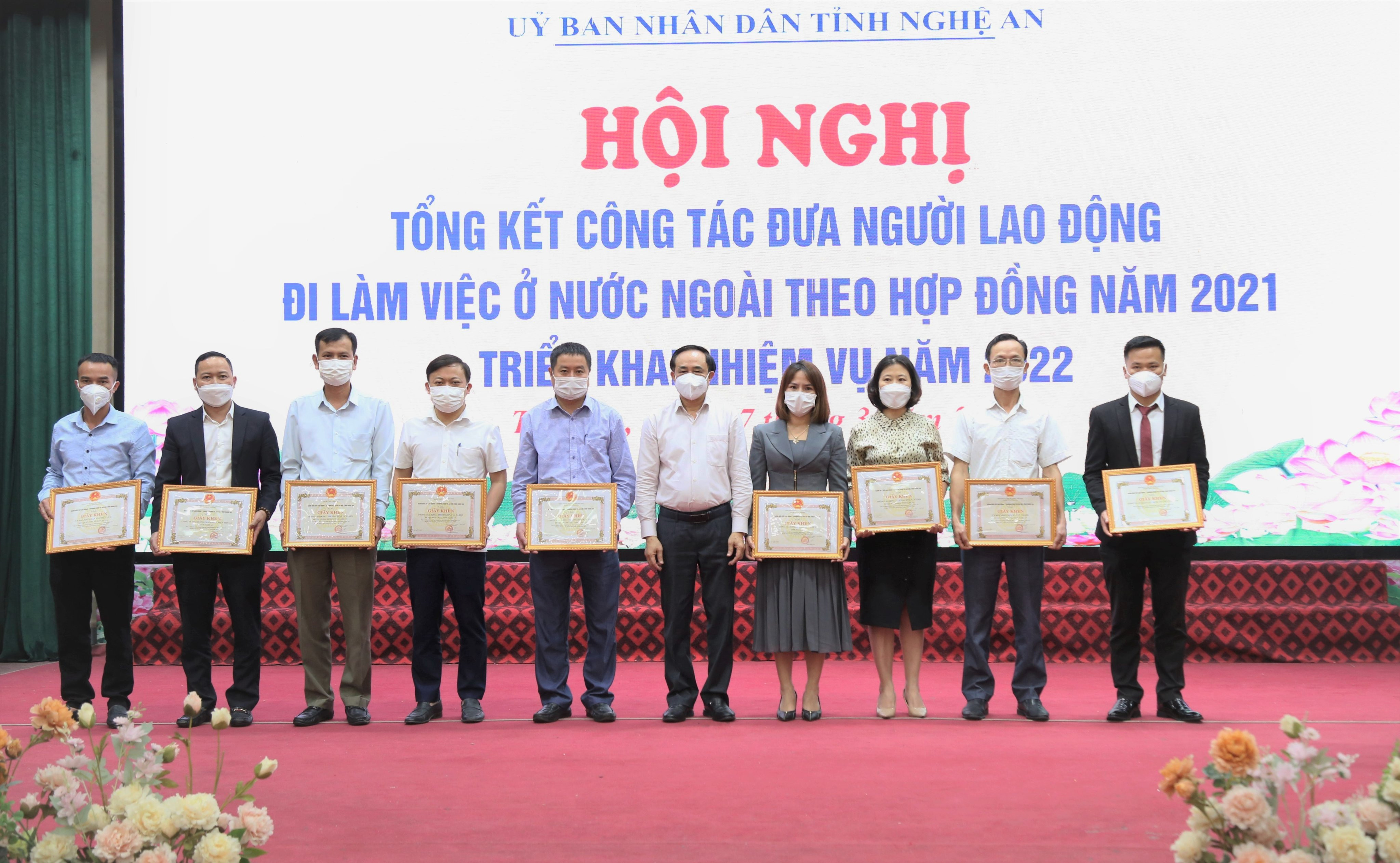 Trao Bằng khen cho các tập thể tiêu biểu.