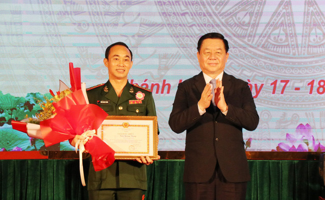 Trung tướng Trần Võ Dũng - Bí thư Đảng ủy, Chính ủy Quân khu IV tặng hoa cho công dân lên đường nhập ngũ. Ảnh: Mai Hoa