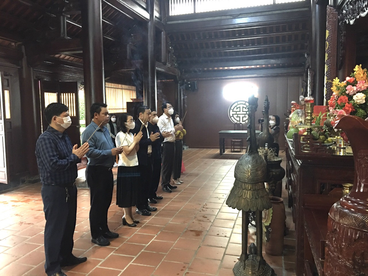 Đoàn công tác dâng hương tại Khu lưu niệm đồng chí Tổng Bí thư Lê Hồng Phong tại xã Hưng Thông