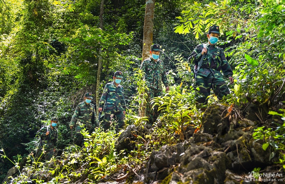 Cán bộ, chiến sỹ Đồn Biên phòng Cửa khẩu quốc tế Nậm Cắn tuần tra trên các đường mòn, lối mở. Ảnh Thành Cường