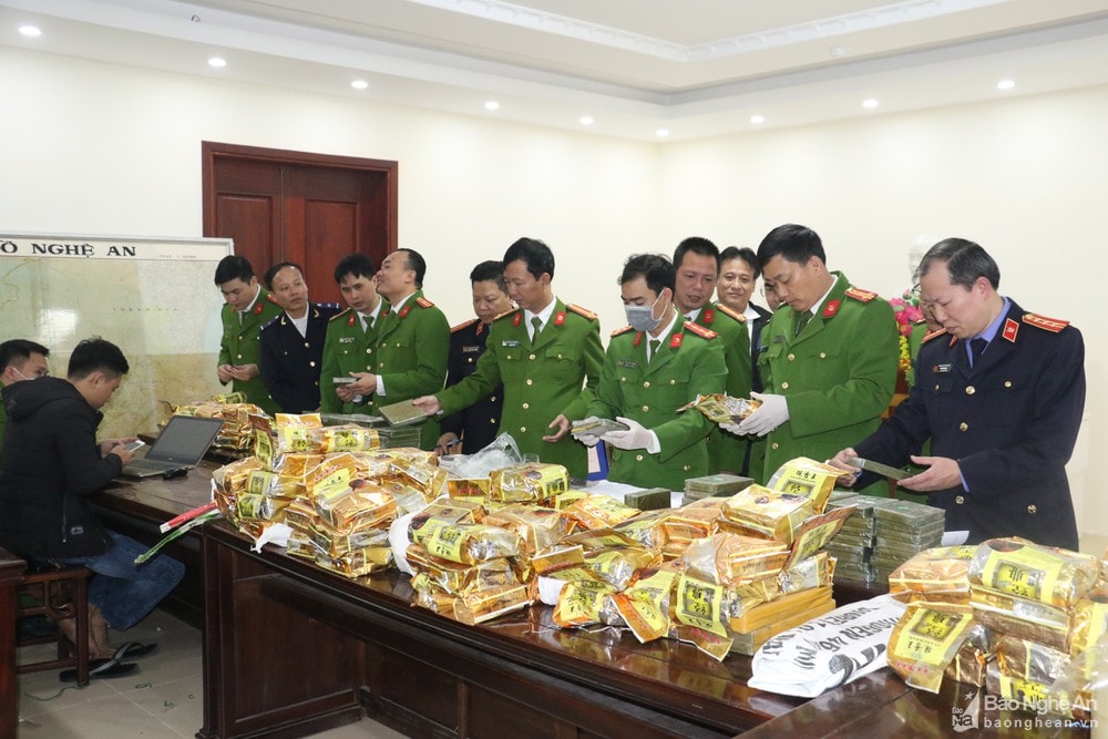 Lực lượng chức năng kiểm tra tang vật trong một chuyên án ma túy. Ảnh tư liệu Hải Thượng