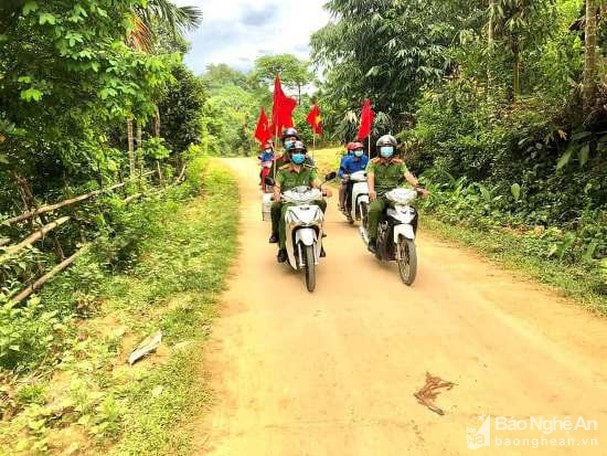 Công an huyện Quỳ Châu và đoàn thanh niên phối hợp tuyên truyền pháp luật đến các bản làng. Ảnh tư liệu H.T