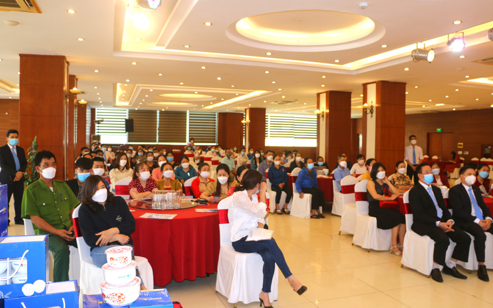 Các đại biểu và khách mời của Bảo Việt Nhân thọ Bắc Nghệ An dự lễ ra mắt sản phẩm mới Anh Vui Sống Khỏe của Bảo Việt Nhân thọ. Ảnh: Nguyễn Hải