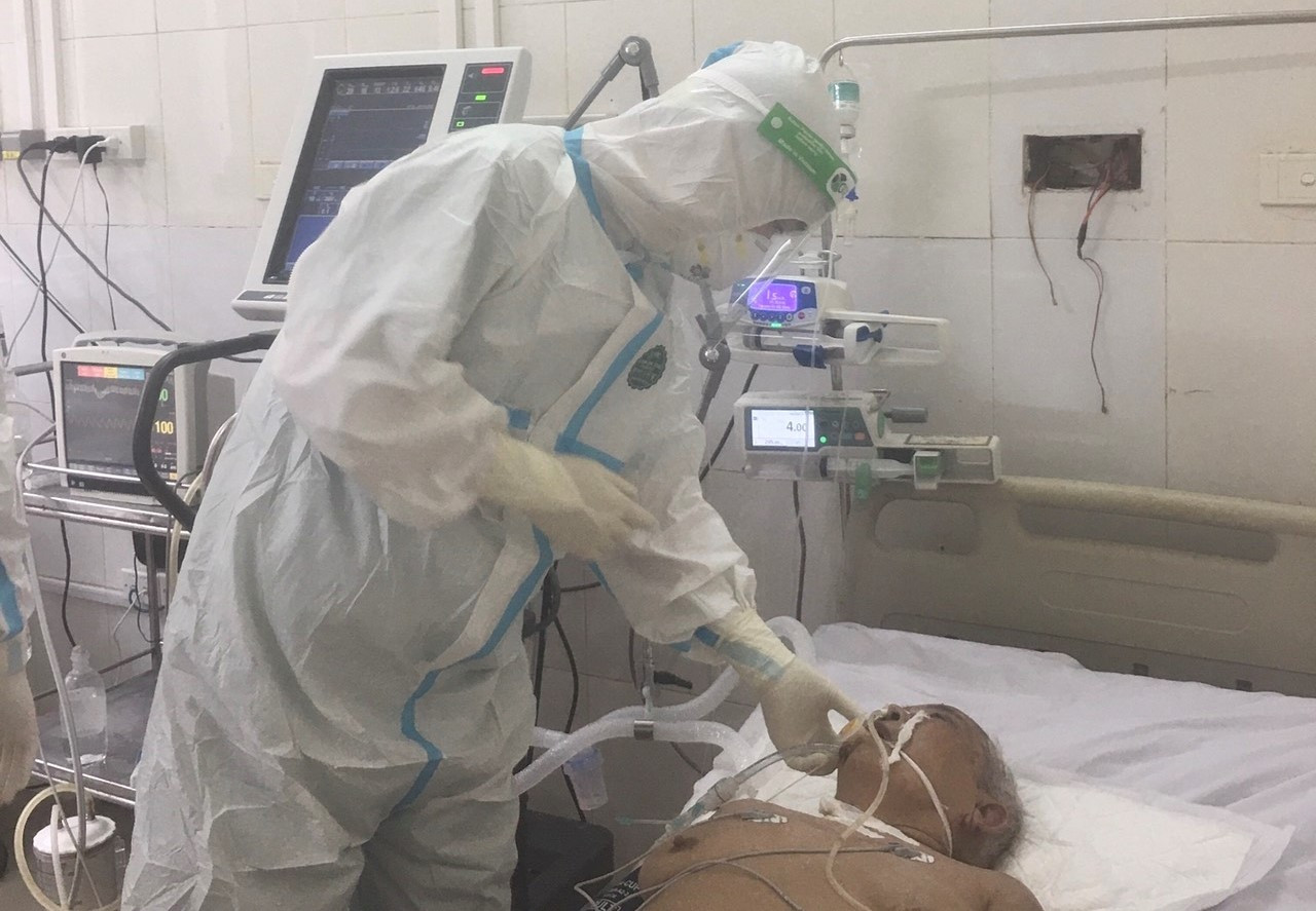 Một bệnh nhân Covid-19 nặng ở Nghệ An đang được cứu chữa. Ảnh: T.H