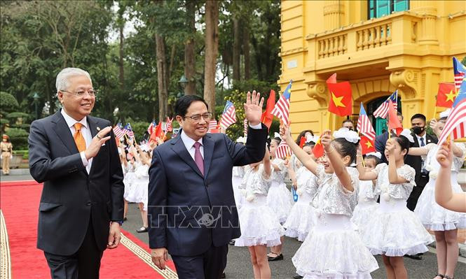 Thiếu nhi Thủ đô Hà Nội chào đón Thủ tướng Phạm Minh Chính và Thủ tướng Malaysia Dato’ Sri Ismail Sabri bin Yaakob. Ảnh: Dương Giang/TTXVN