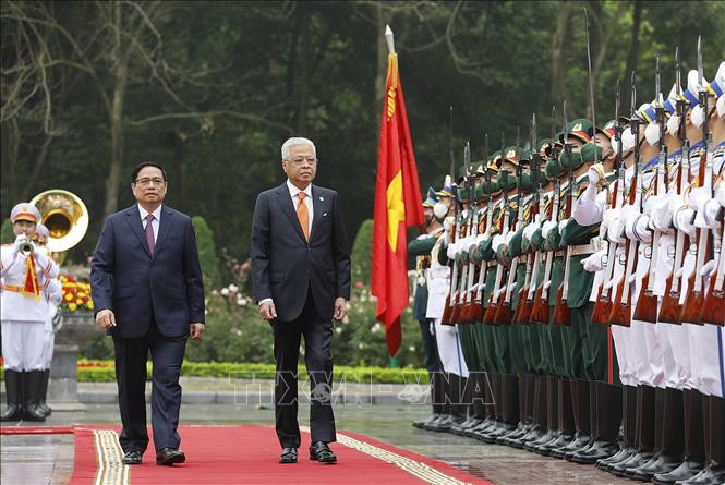 Thủ tướng Phạm Minh Chính và Thủ tướng Malaysia Dato’ Sri Ismail Sabri bin Yaakob duyệt đội danh dự Quân đội nhân dân Việt Nam. Ảnh: Dương Giang/TTXVN