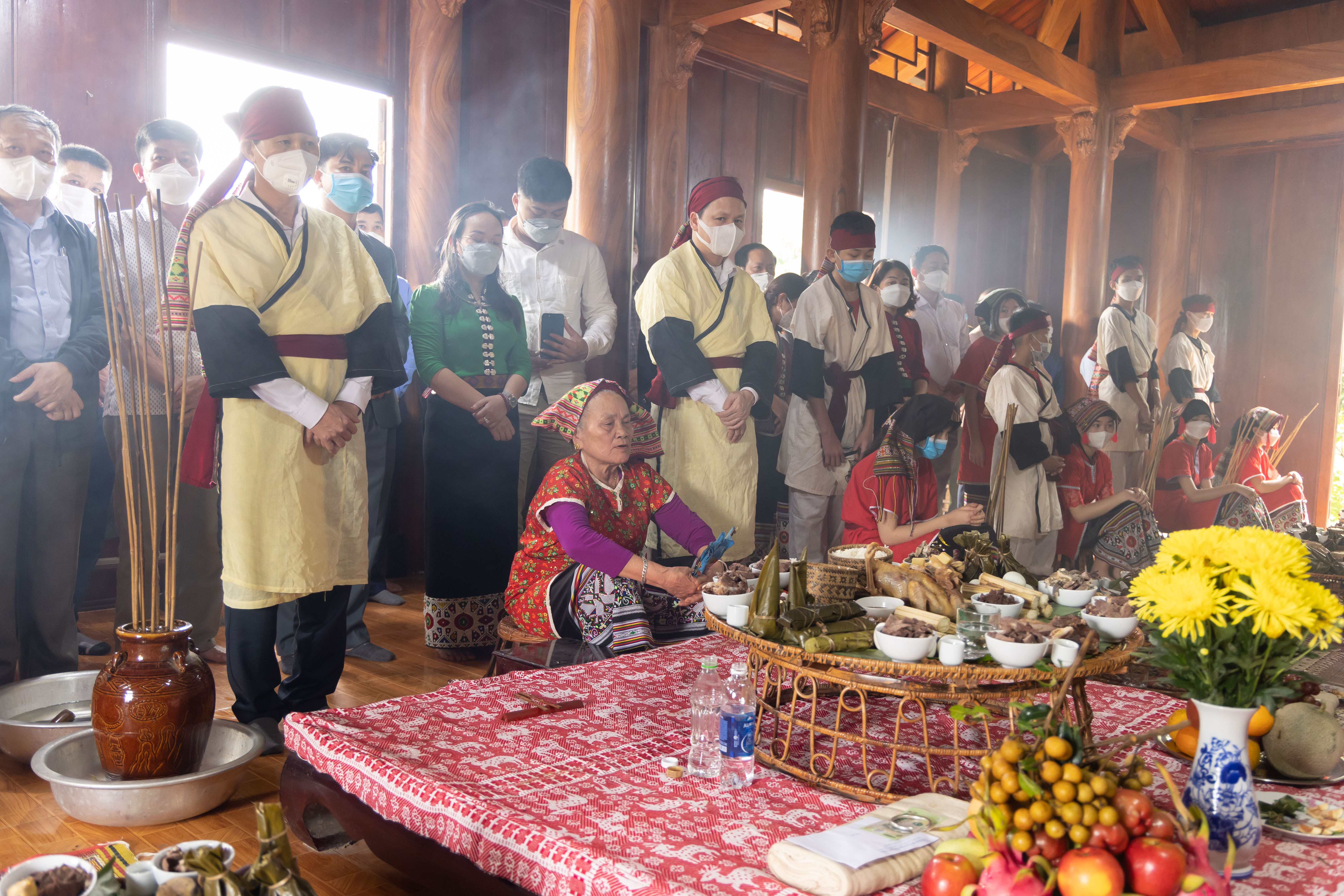 Các thầy mo bản địa làm lễ cúng Pò Thèn. Ảnh: Sách Nguyễn 