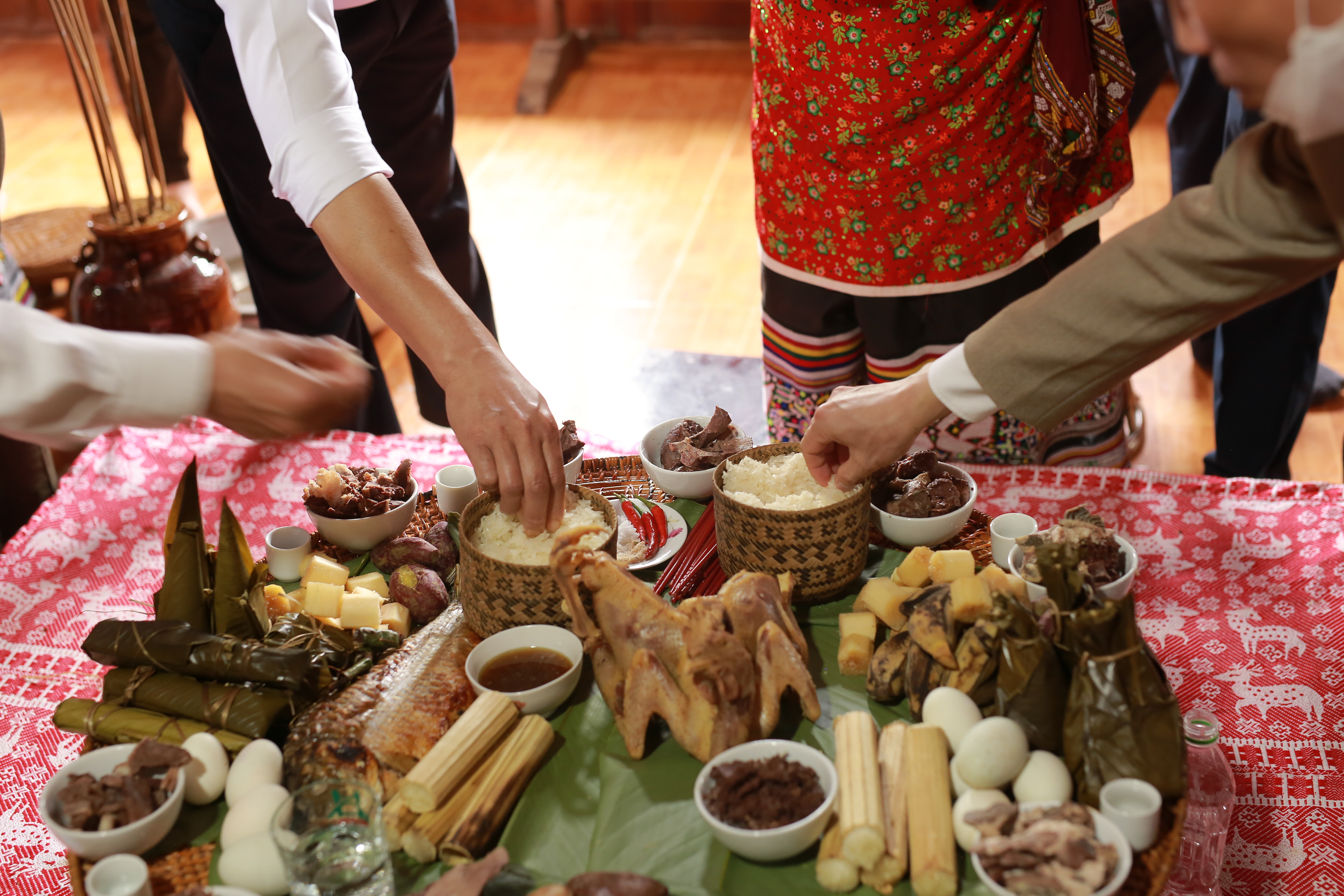 Mâm cúng Phà Thẹn bằng các món đặc sản của địa phương. Ảnh: Sách Nguyễn.