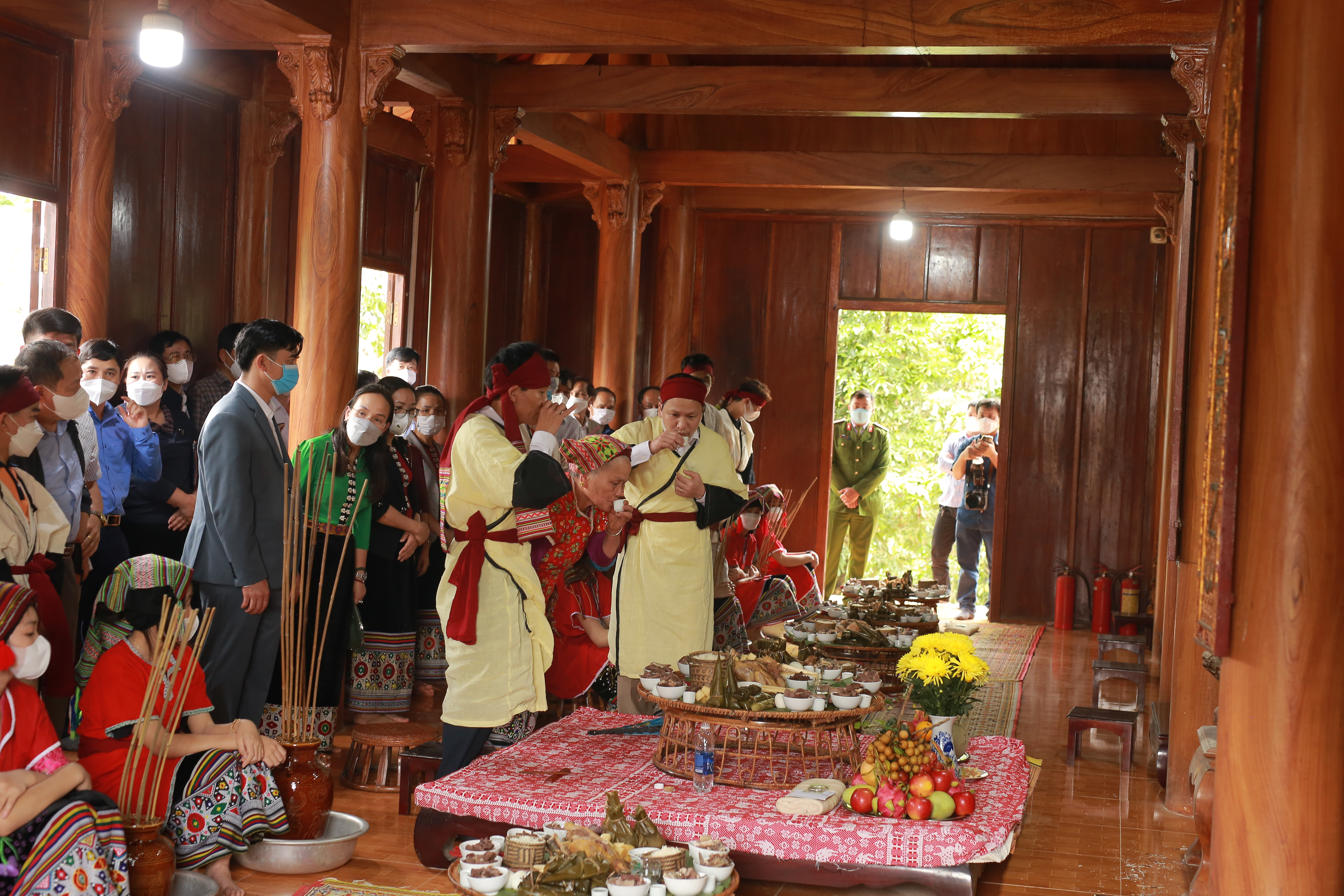 Các thầy mo bản xứ trong một nghi thức tế lễ Phà Thẻn. Ảnh: Sách Nguyễn