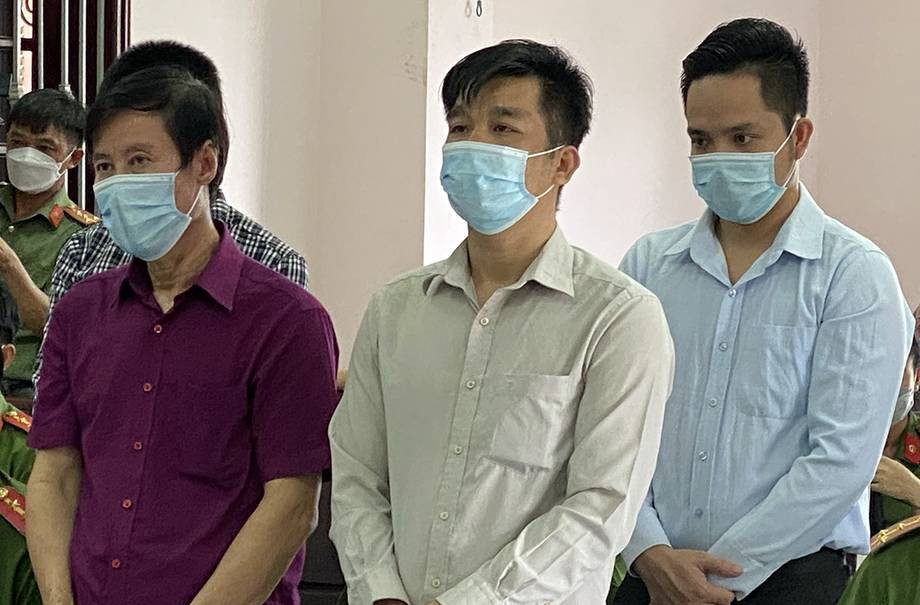 Bị cáo Võ Thanh Long (giữa), nghe tòa tuyên án. Ảnh: Cửu Long