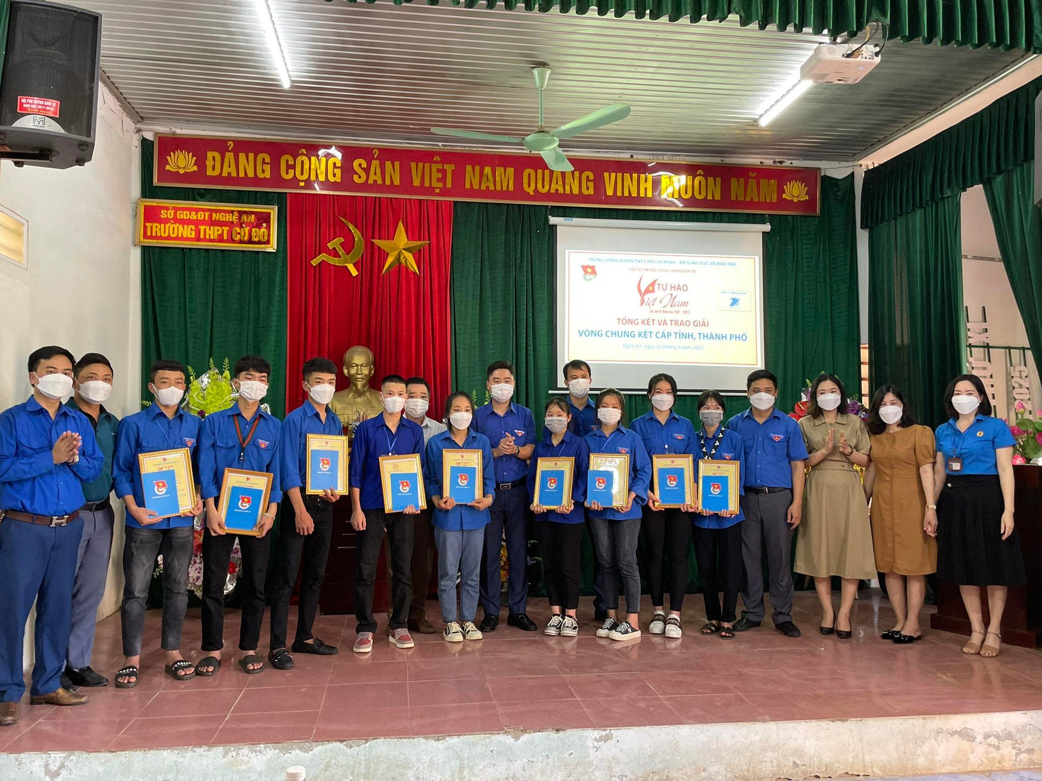Ban tổ chức tỉnh Nghệ An trao khen thưởng cho các thí sinh đạt giải trong cuộc thi. Ảnh Minh Thái