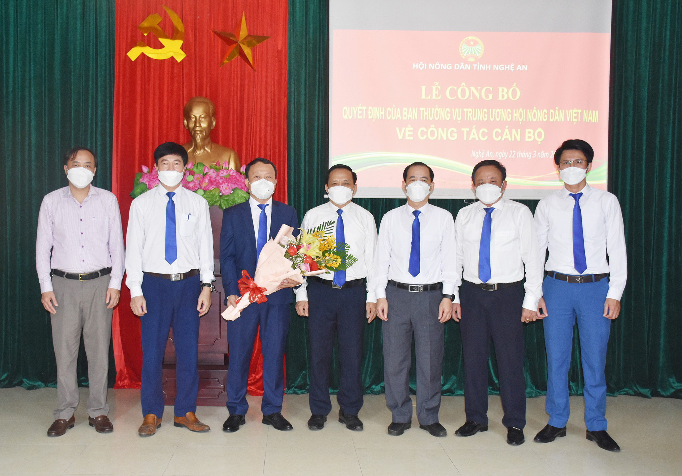 Lãnh đạo Hội Nông dân tỉnh tặng hoa chúc mừng đồng chí Võ Văn Phong. Ảnh: Thanh Lê