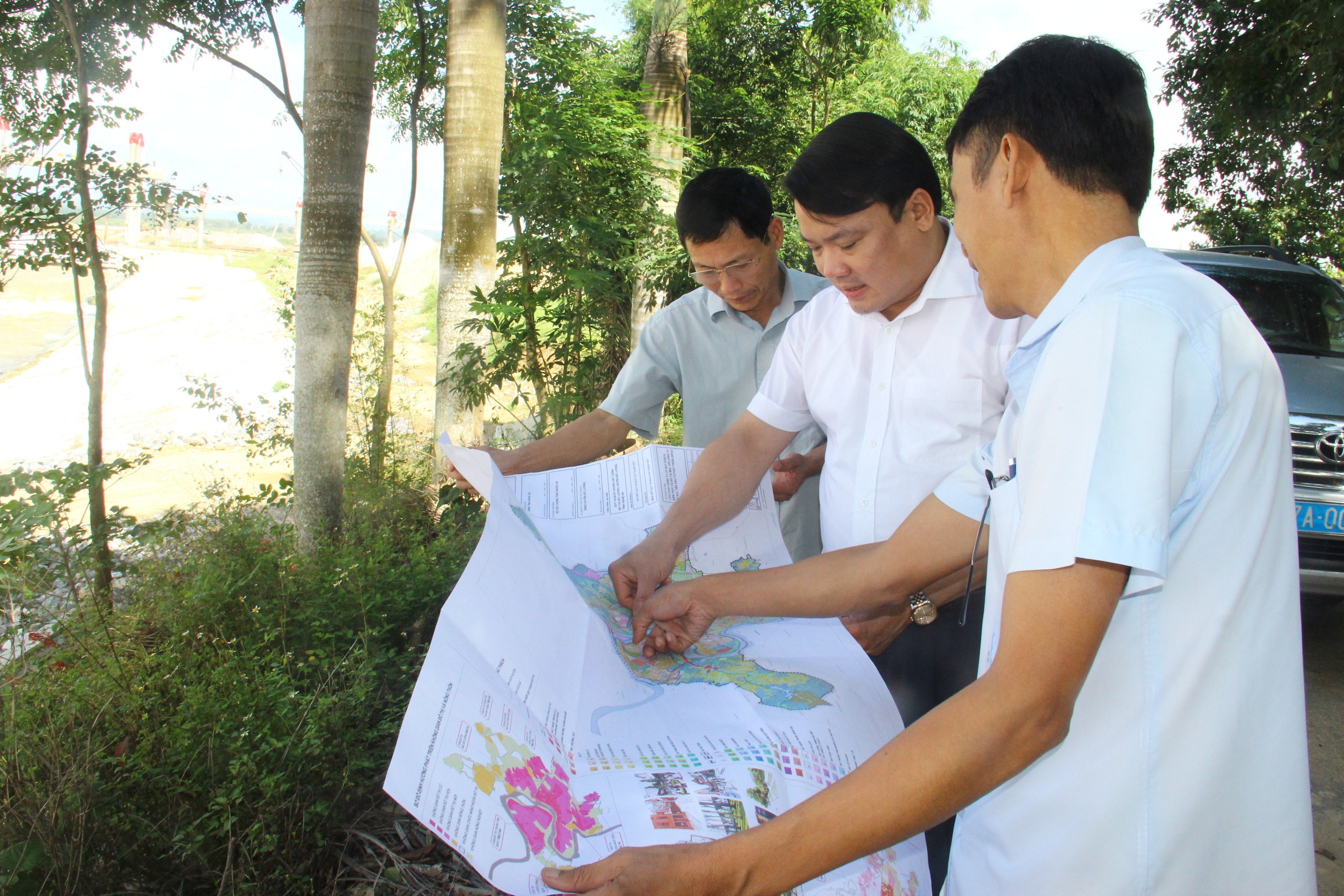 Lãnh đạo huyện Đô Lương kiểm tra thực hiện quy hoạch trên địa bàn. Ảnh: H.V