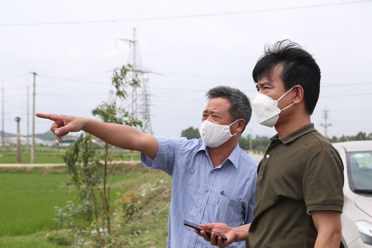 Chủ tịch UBND xã Quỳnh Vinh Vũ Lê Hùng giới thiệu với PV Báo Nghệ An phạm vi vùng quy hoạch dự án Khu đô thị xi măng Hoàng Mai.