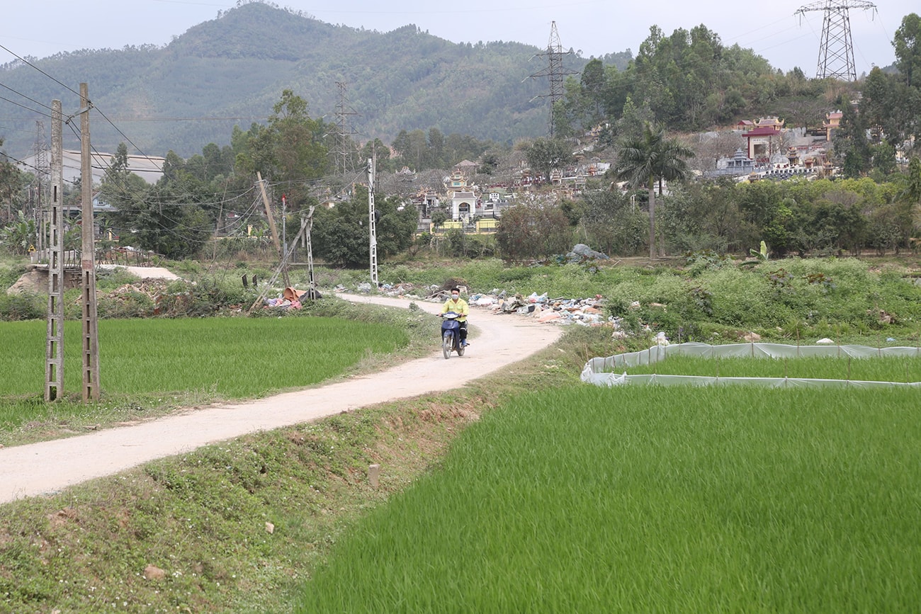 Tuyến đường dân sinh từ thôn Đại Vinh lên khu nghĩa trang rú Thông.