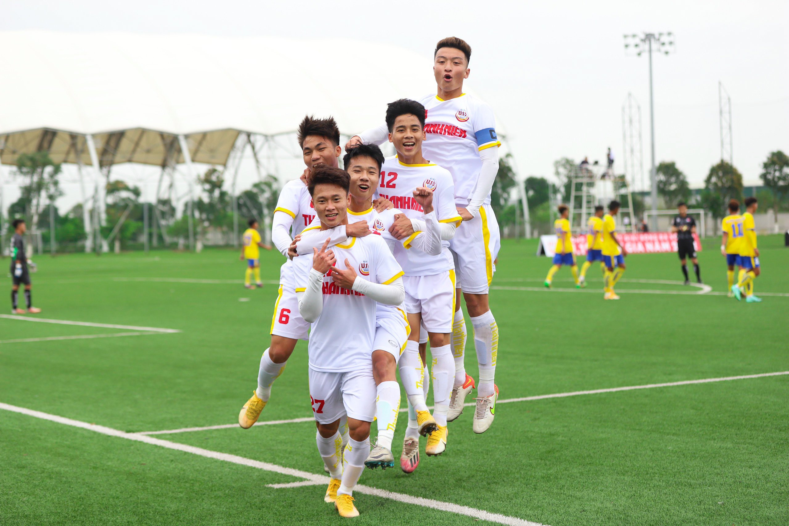 Màn ăn mừng của U19 SLNA trong trận đấu mở màn U19 quốc gia. Ảnh: Chung Nguyễn